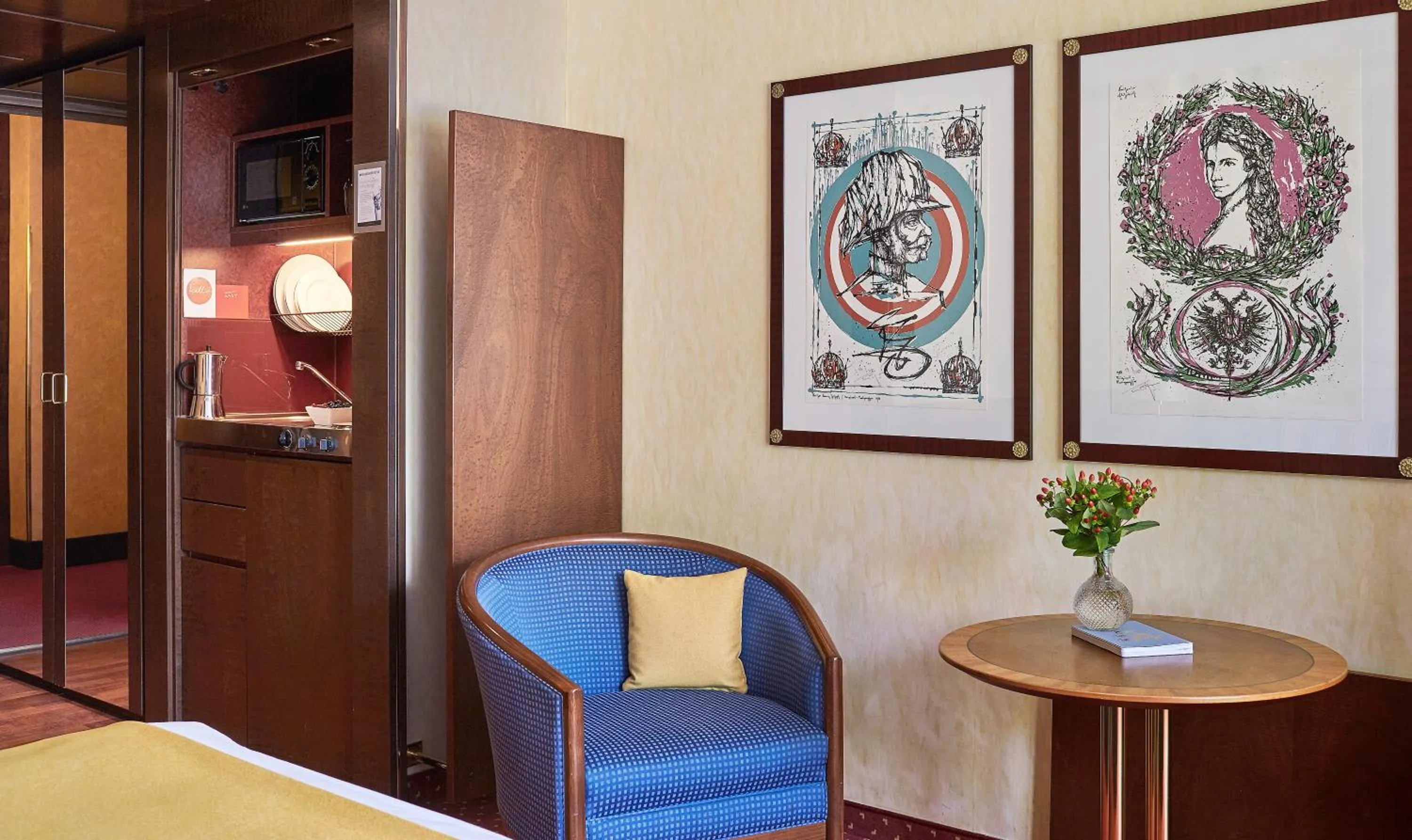 Kitchen or kitchenette, Bed in Living Hotel Prinzessin Elisabeth