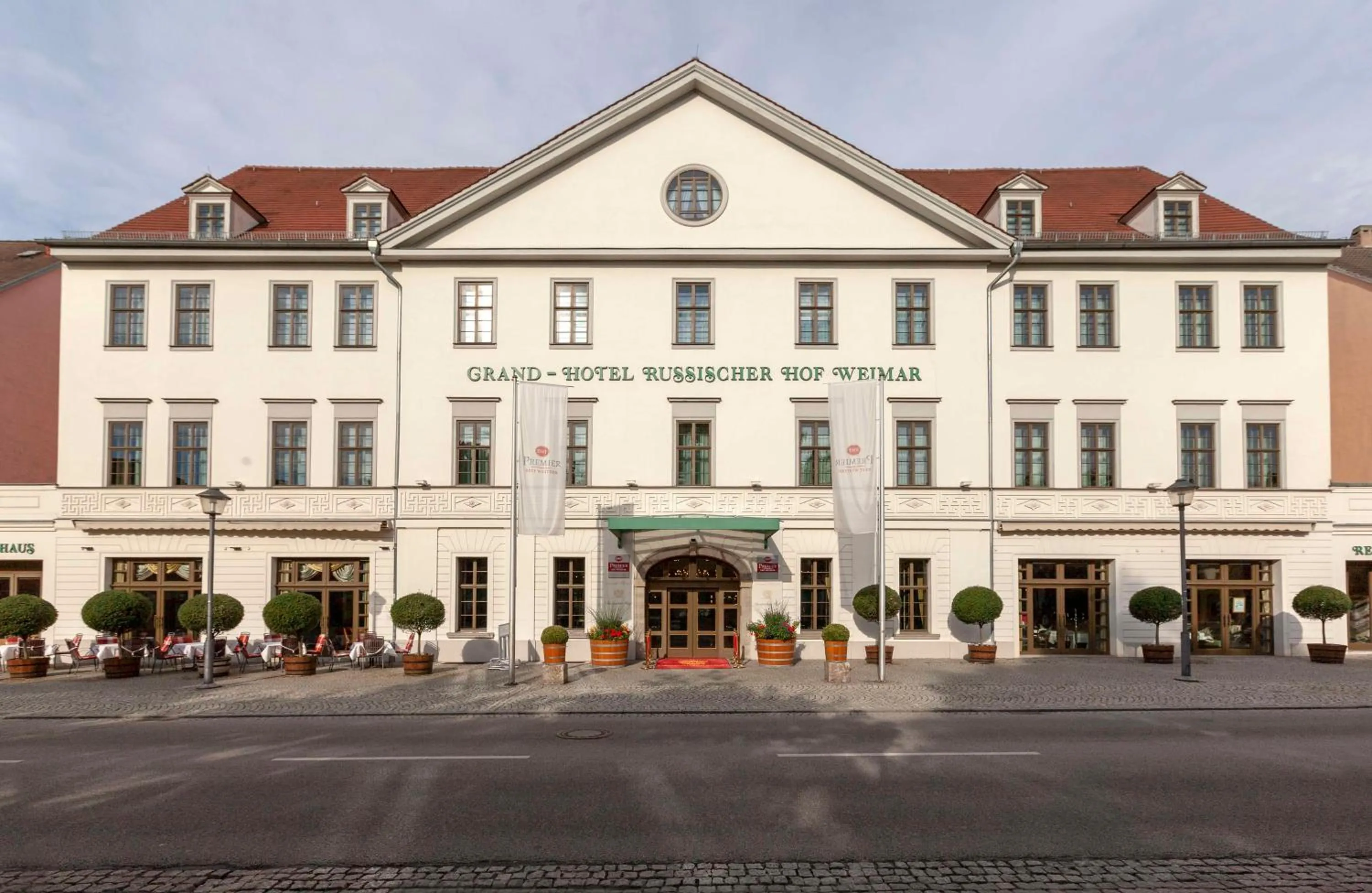 Property building in Best Western Premier Grand Hotel Russischer Hof