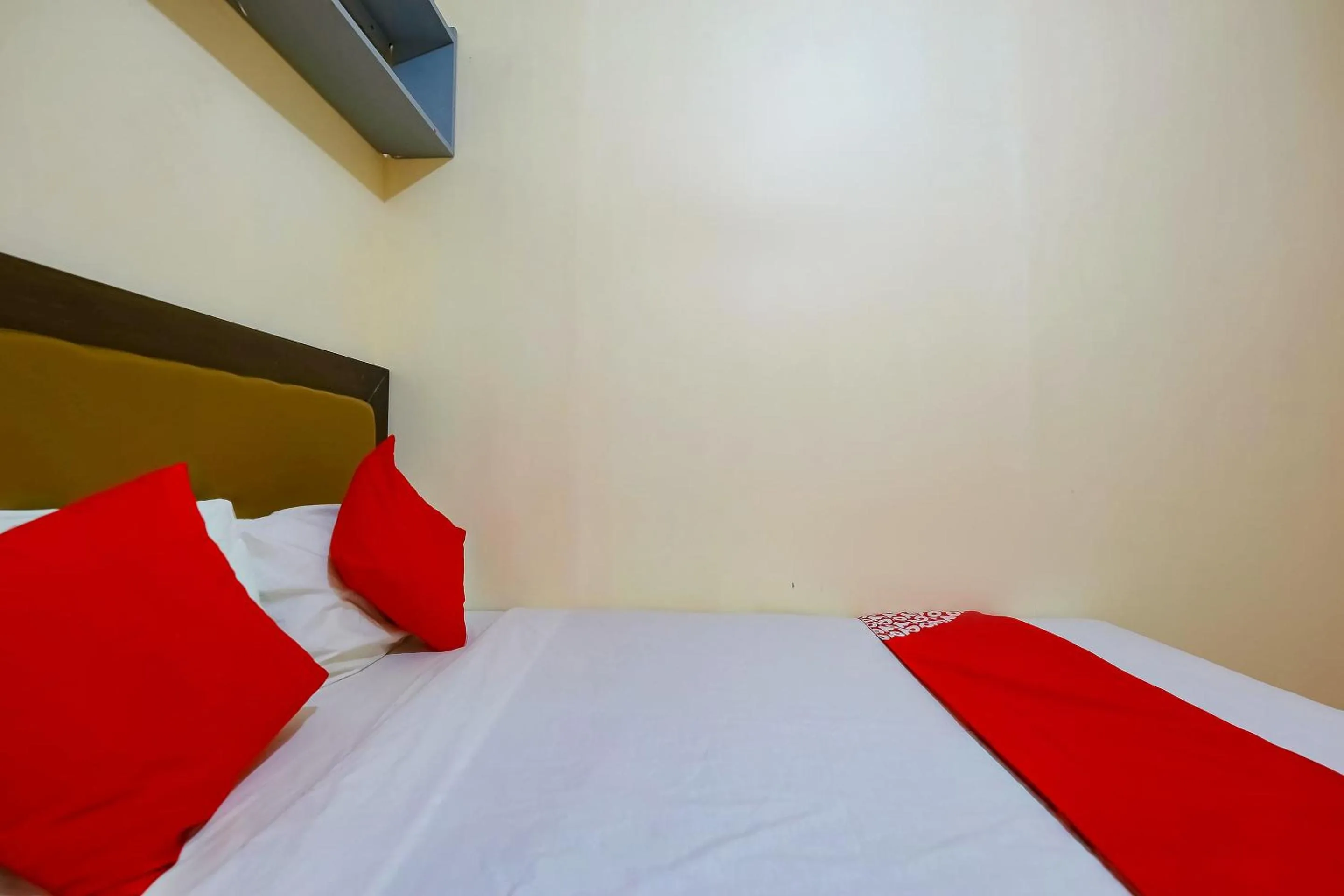 Bedroom, Bed in OYO 431 Apollo 11 Apartelle