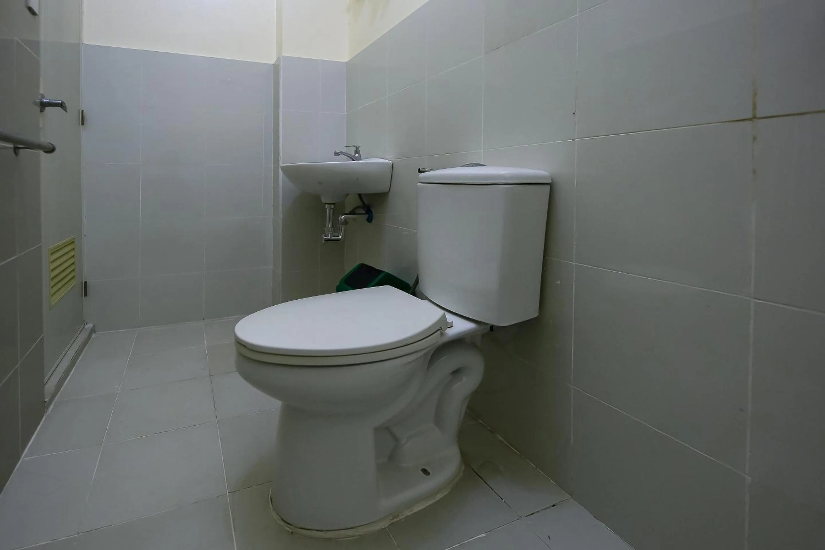 Bathroom in OYO 431 Apollo 11 Apartelle