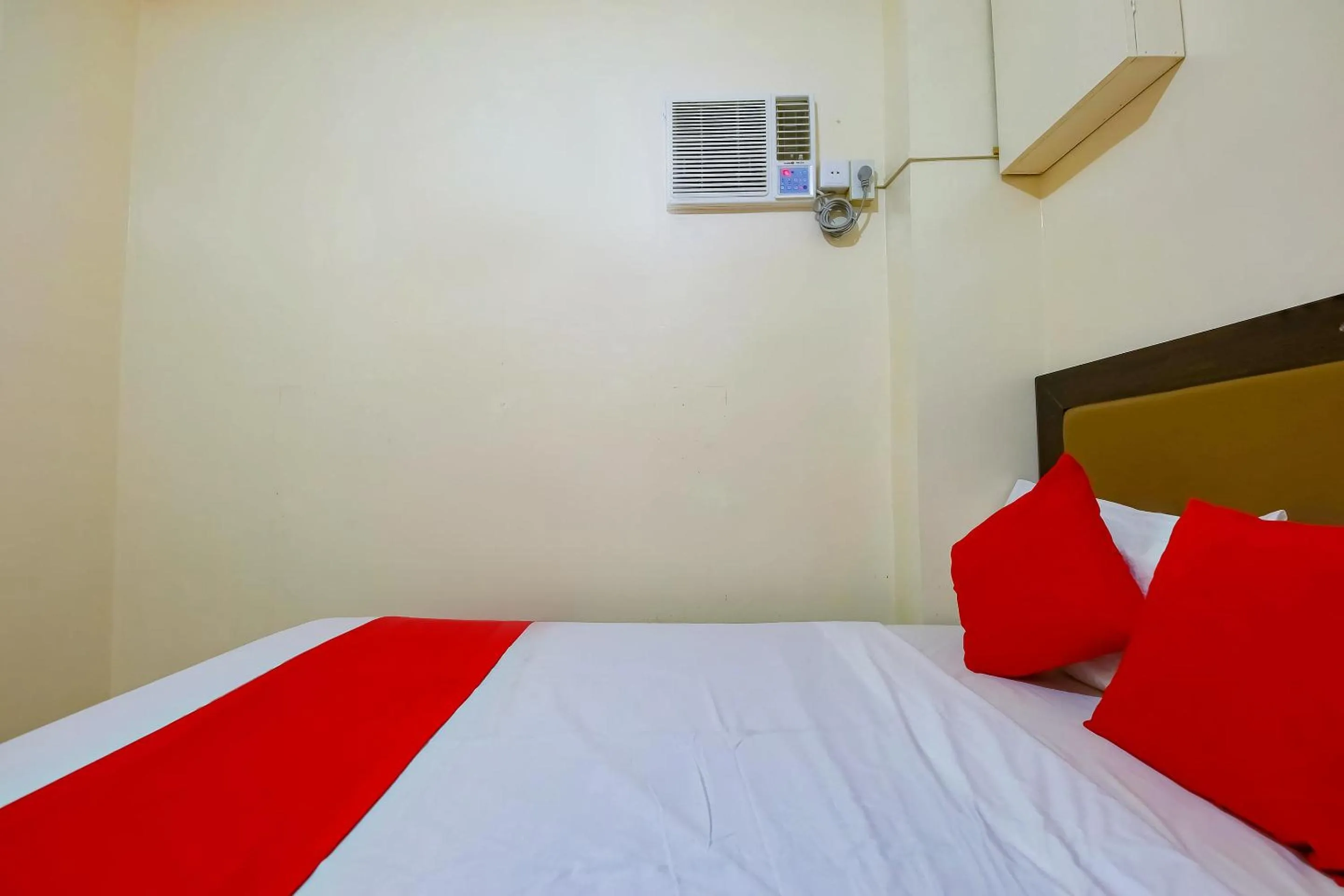 Bedroom, Bed in OYO 431 Apollo 11 Apartelle