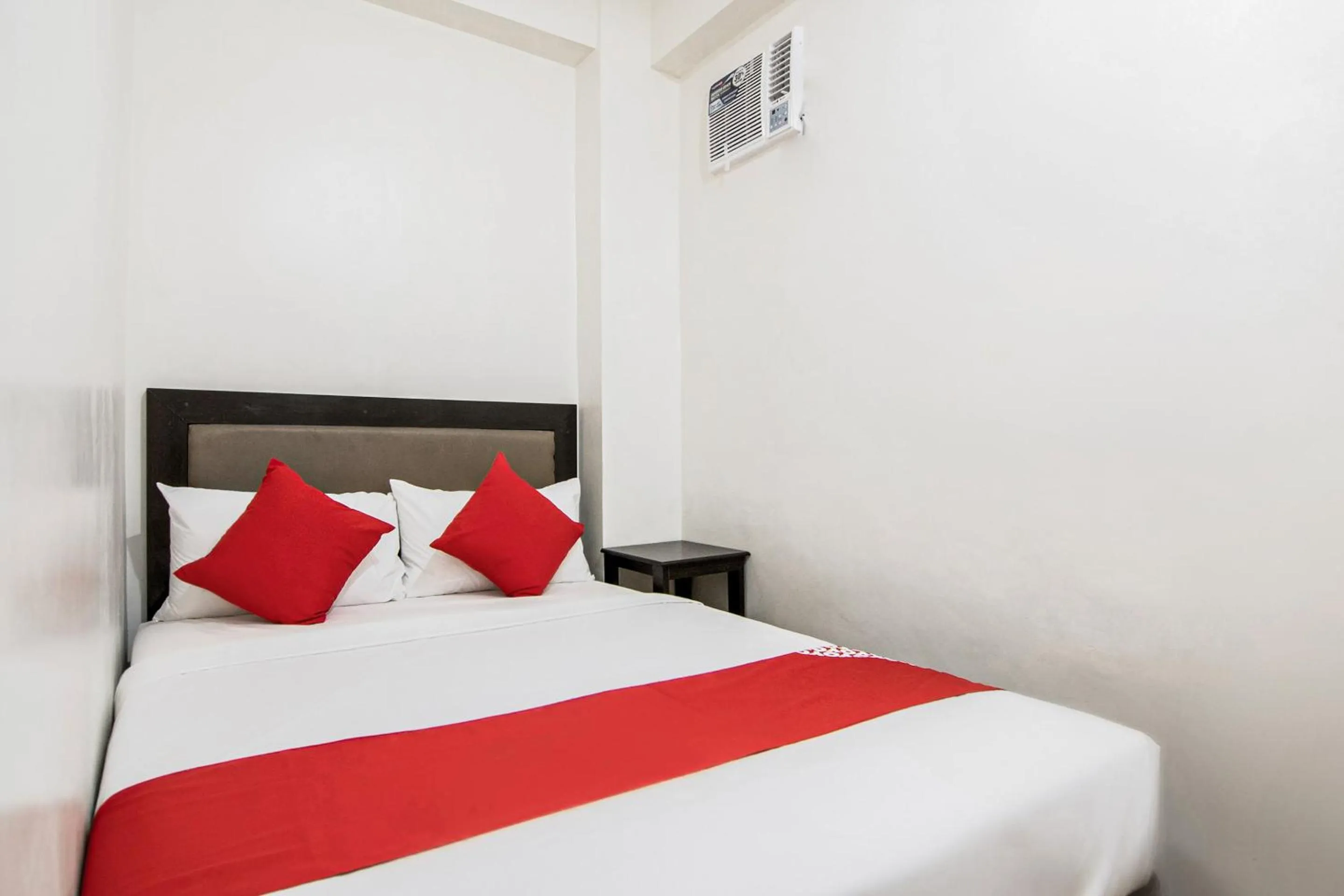 Bedroom, Bed in OYO 431 Apollo 11 Apartelle