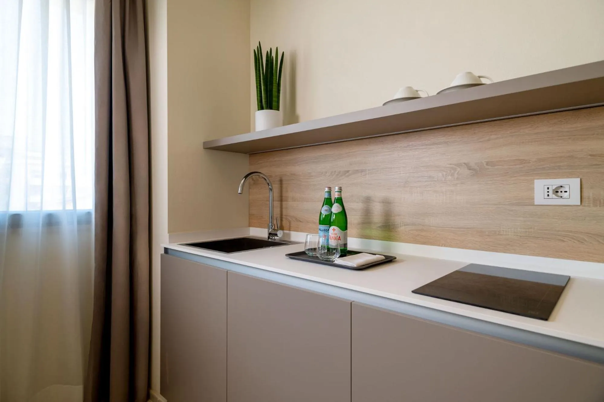 Coffee/tea facilities in Palace Lido Hotel & Suites