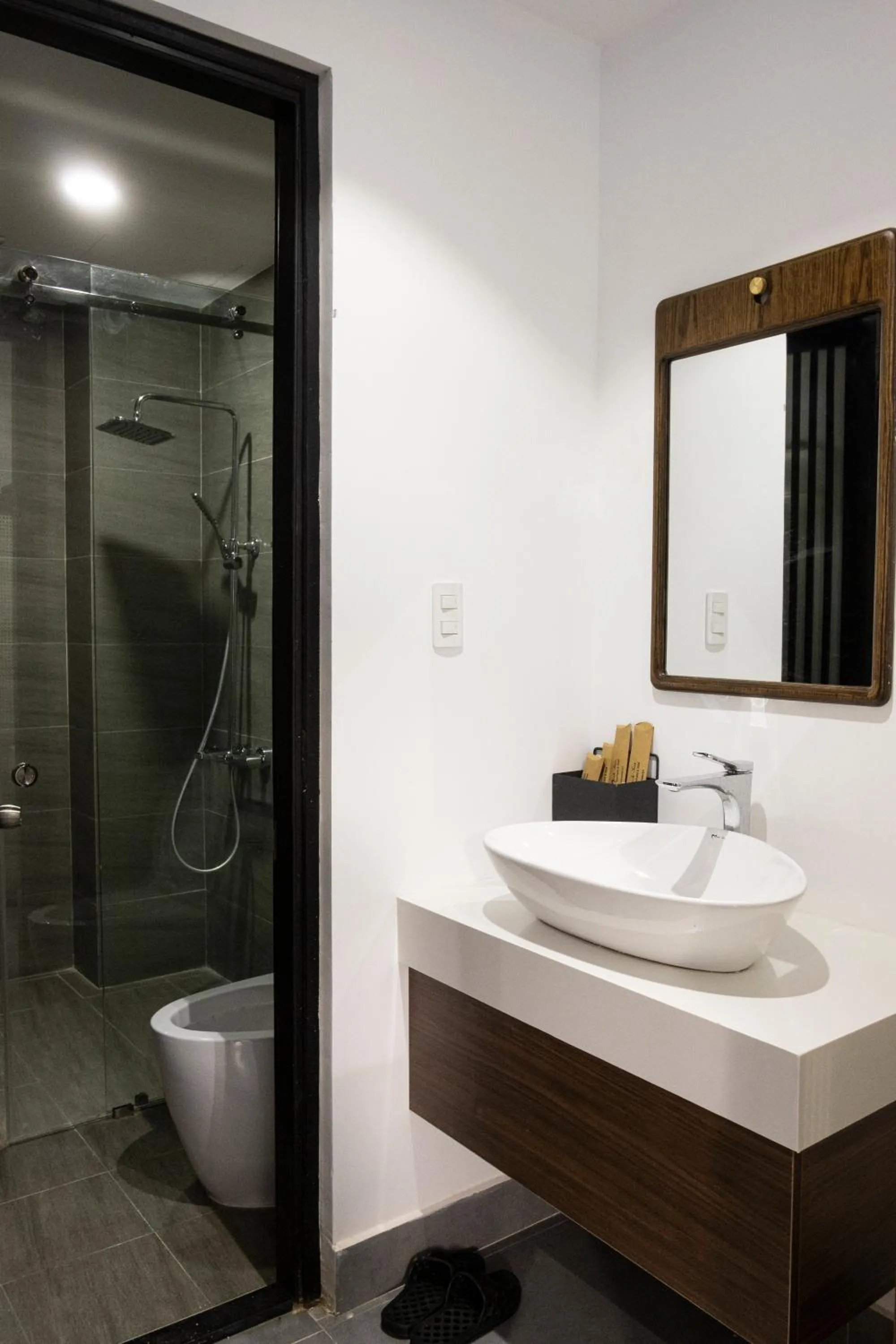 Shower in Quang Vinh Apartment and Hotel Hoi An