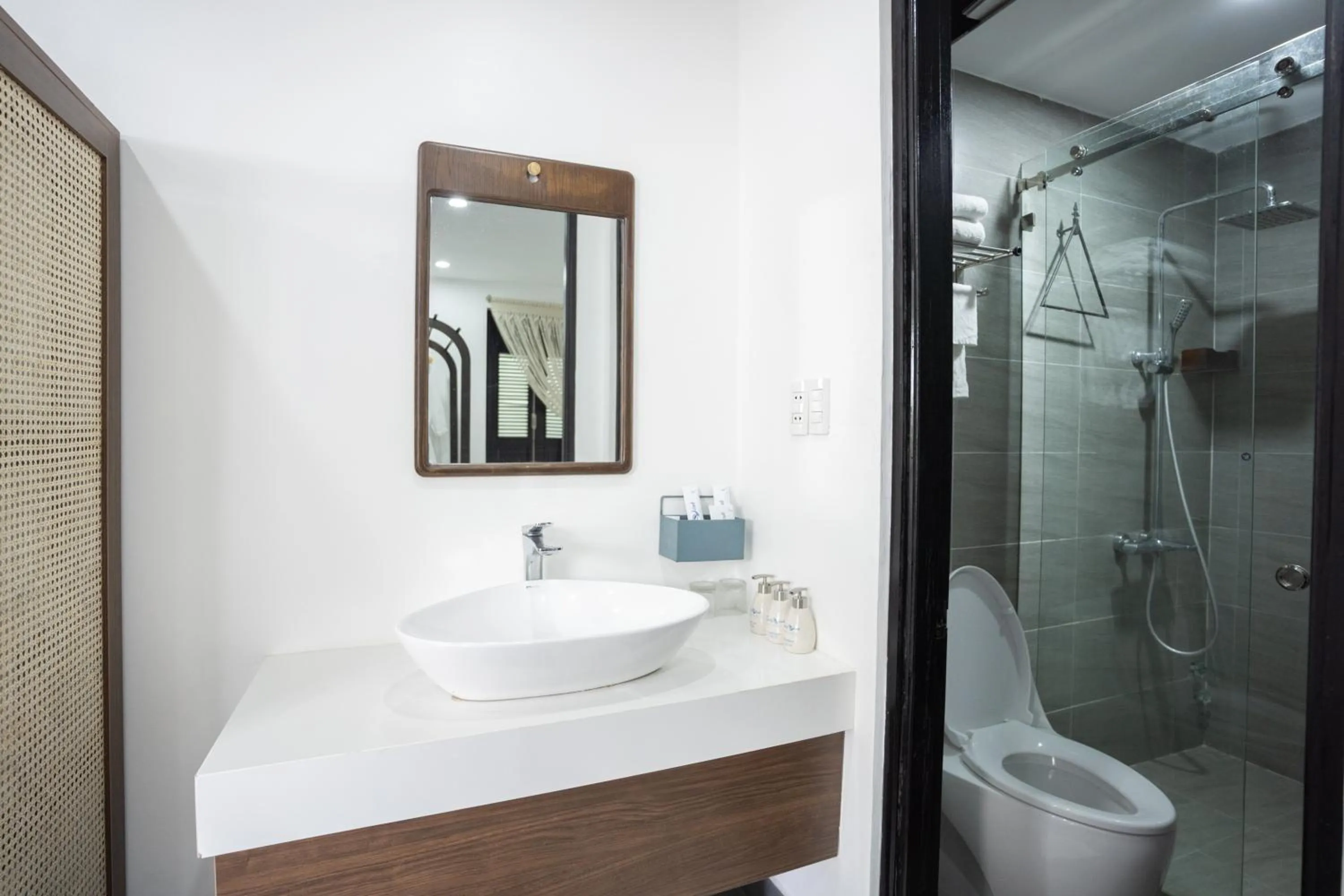 Toilet in Quang Vinh Apartment and Hotel Hoi An