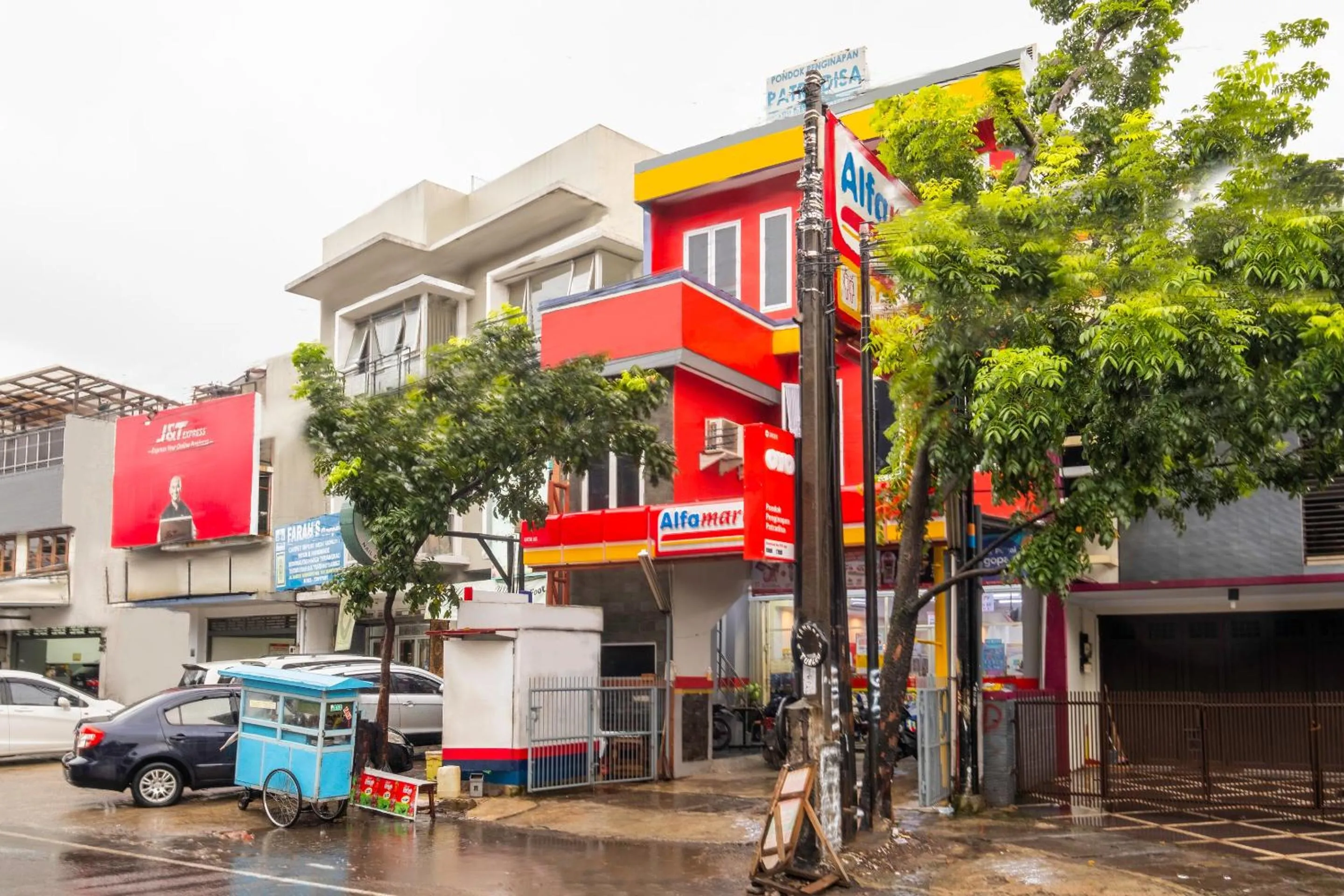 Facade/entrance in Hotel O Riau Near Gedung Sate Formerly Patradisa