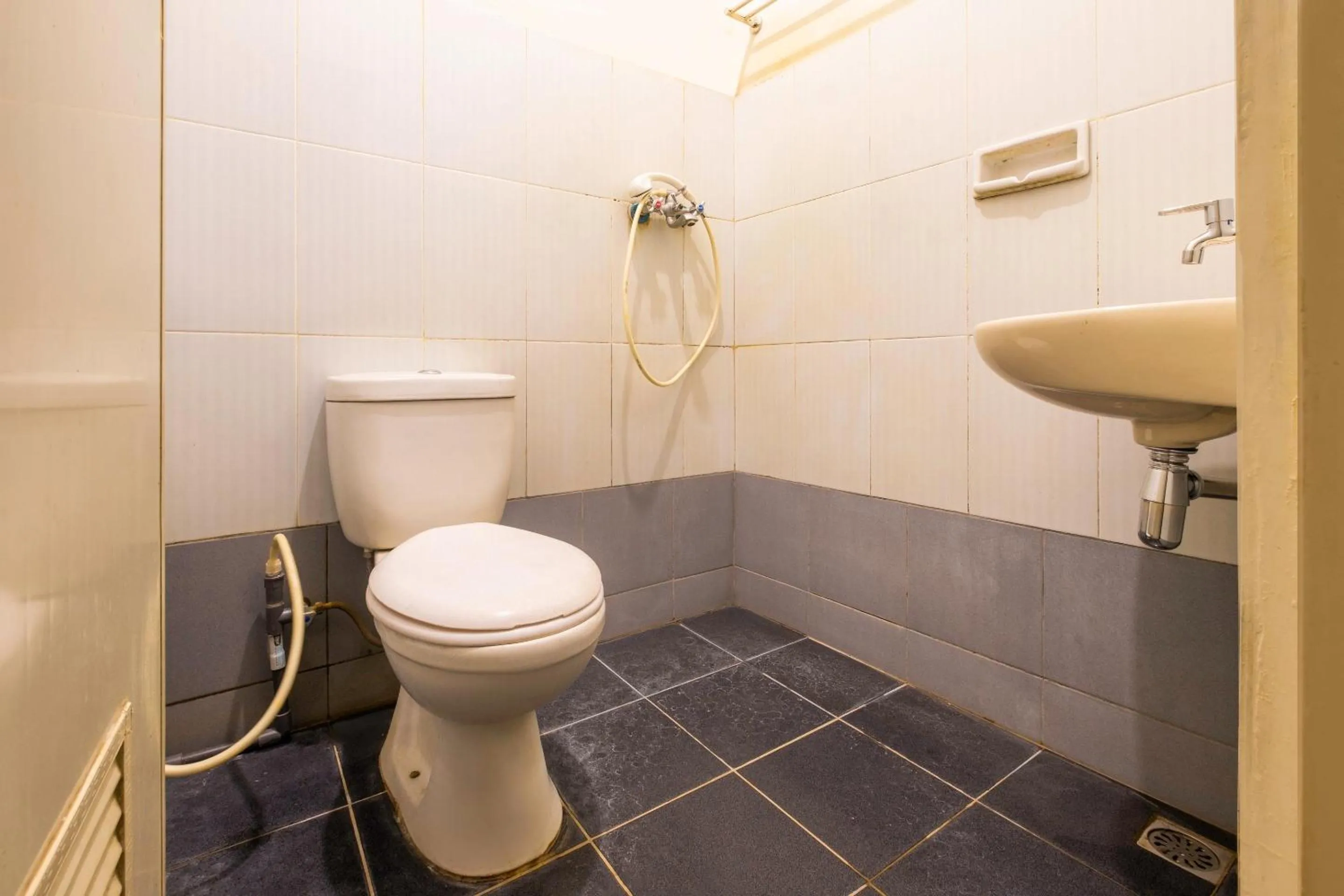 Bathroom in Hotel O Riau Near Gedung Sate Formerly Patradisa