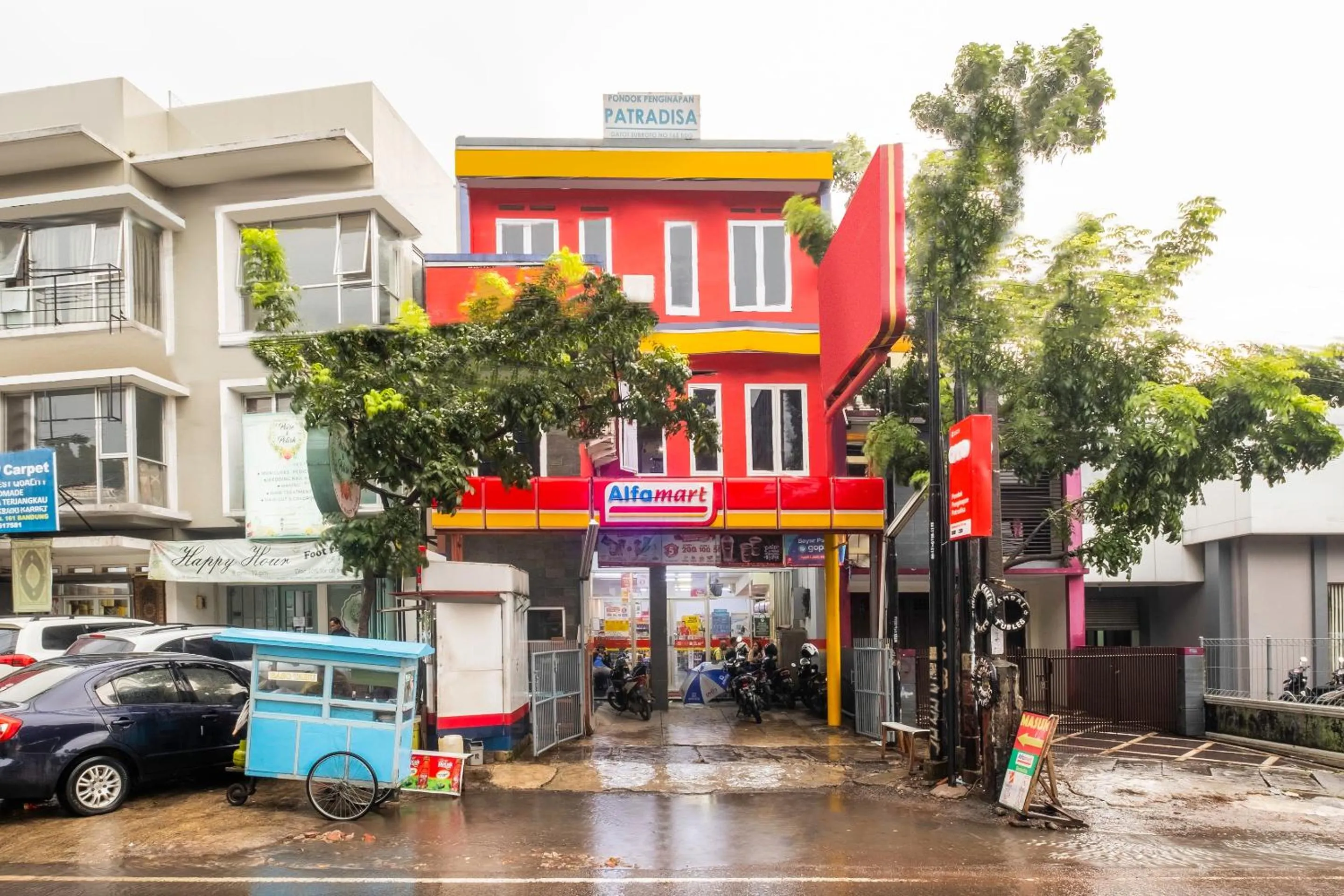 Facade/entrance in Hotel O Riau Near Gedung Sate Formerly Patradisa