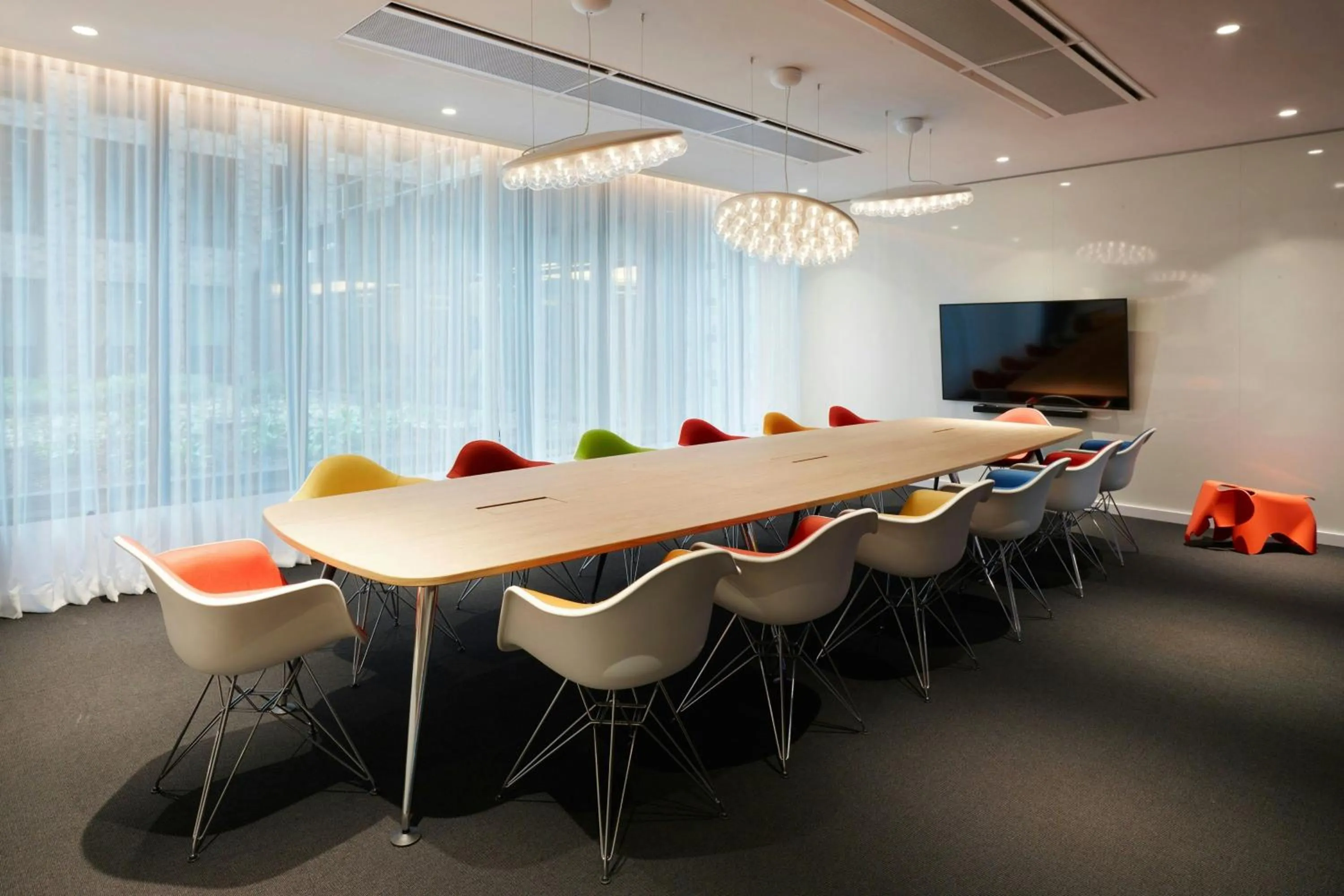 Meeting/conference room in citizenM Washington Capital