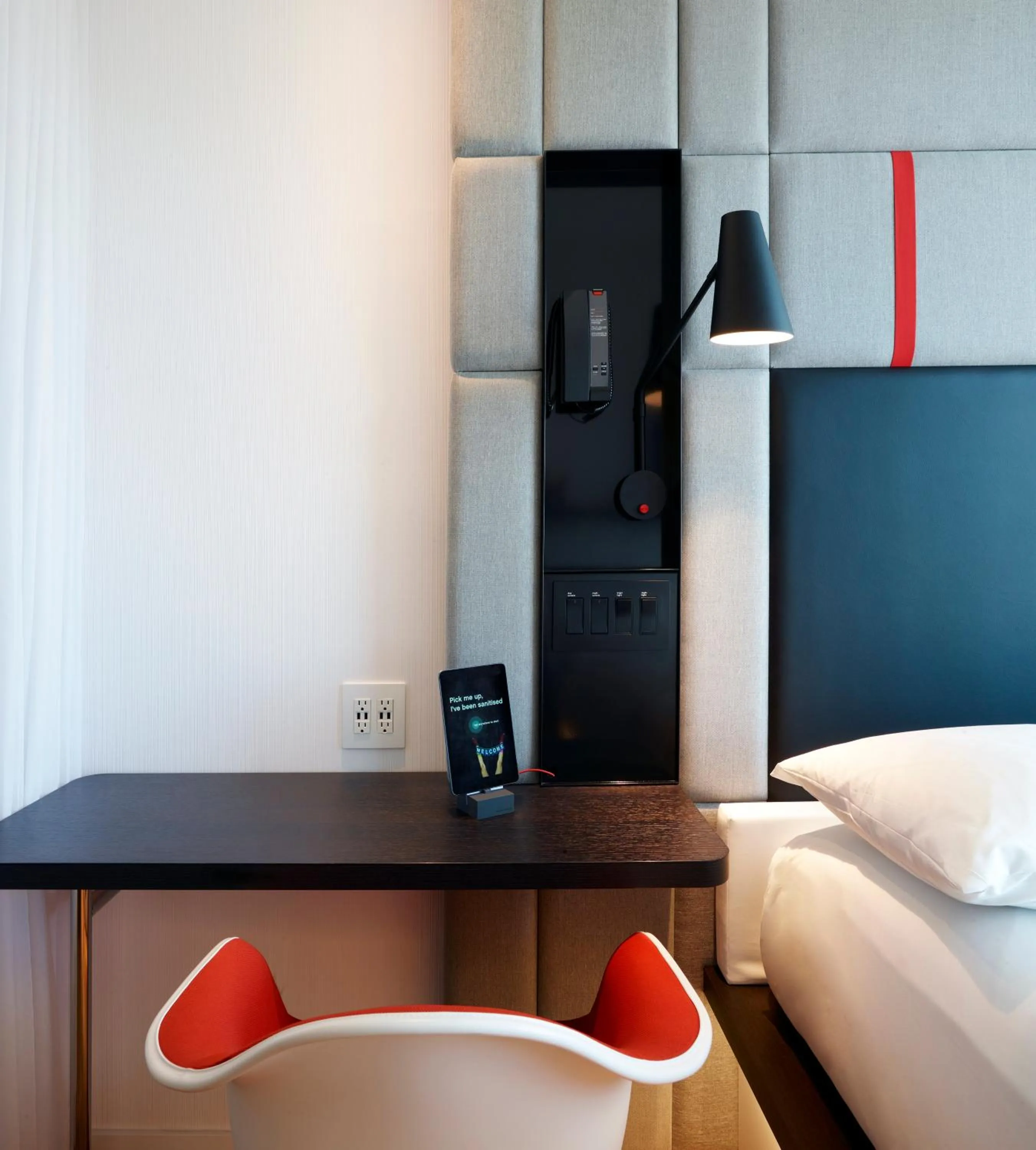 Photo of the whole room, Bed in citizenM Washington Capital