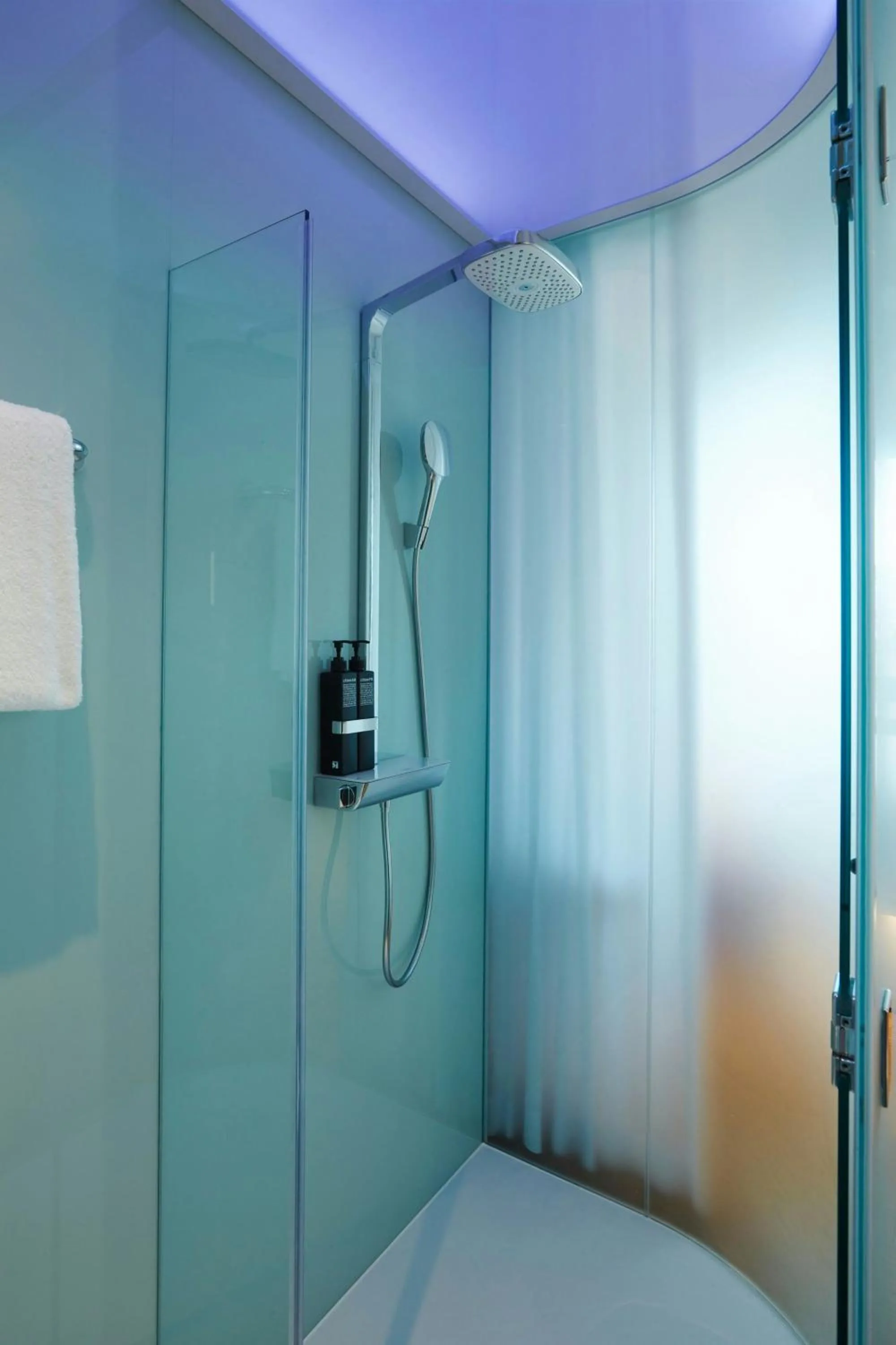 Bedroom in citizenM Washington Capital