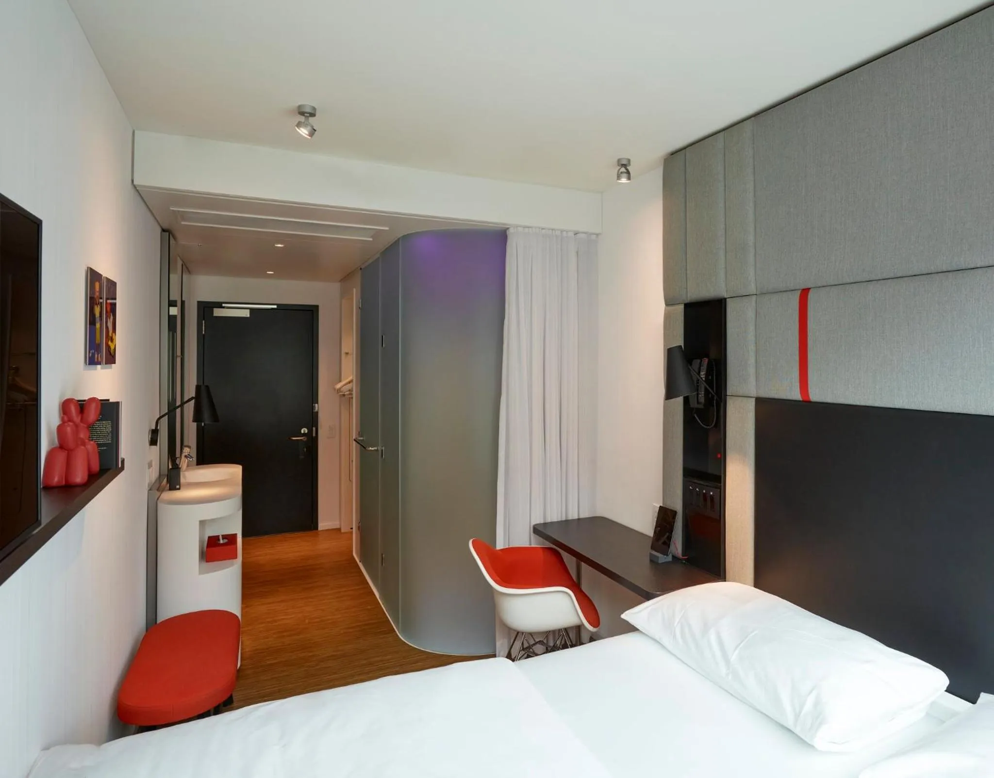 Photo of the whole room, Bed in citizenM Washington Capital