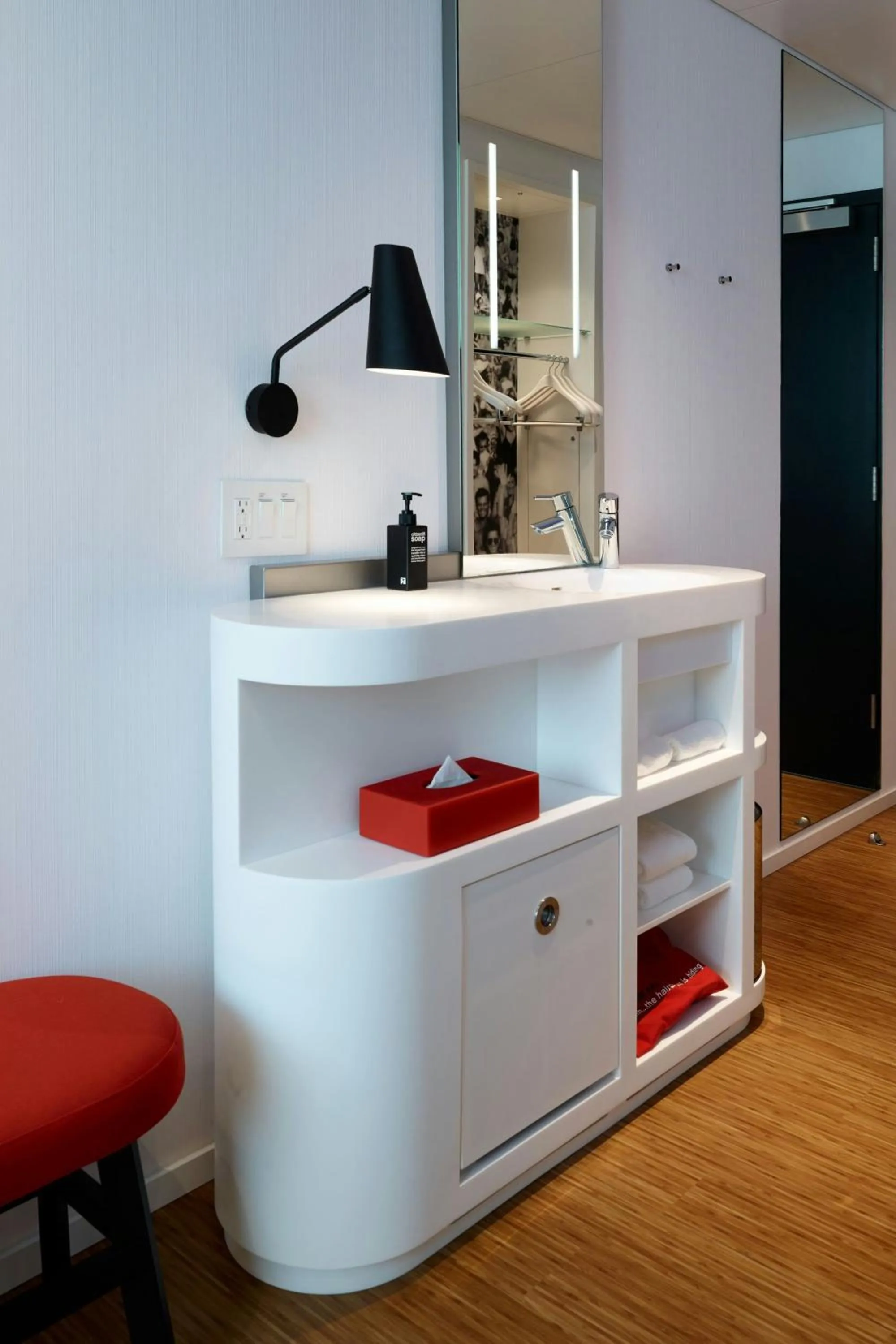 Bedroom in citizenM Washington Capital