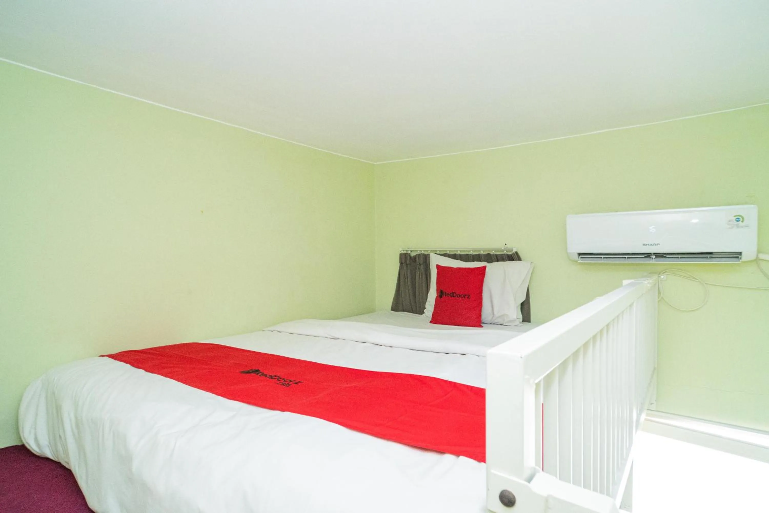 Bedroom, Bed in RedDoorz Syariah near Suncity Mall Sidoarjo