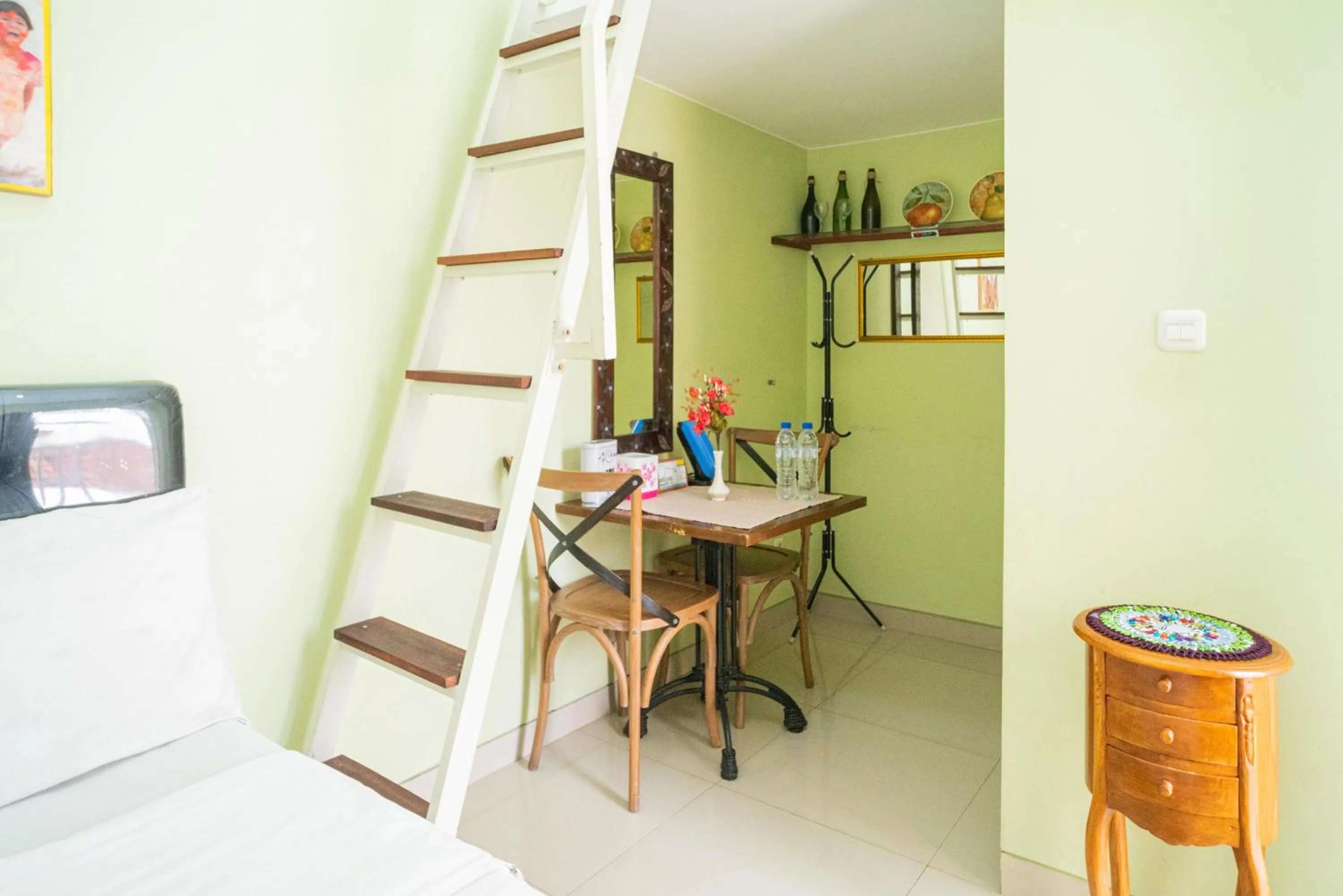 Dining area in RedDoorz Syariah near Suncity Mall Sidoarjo