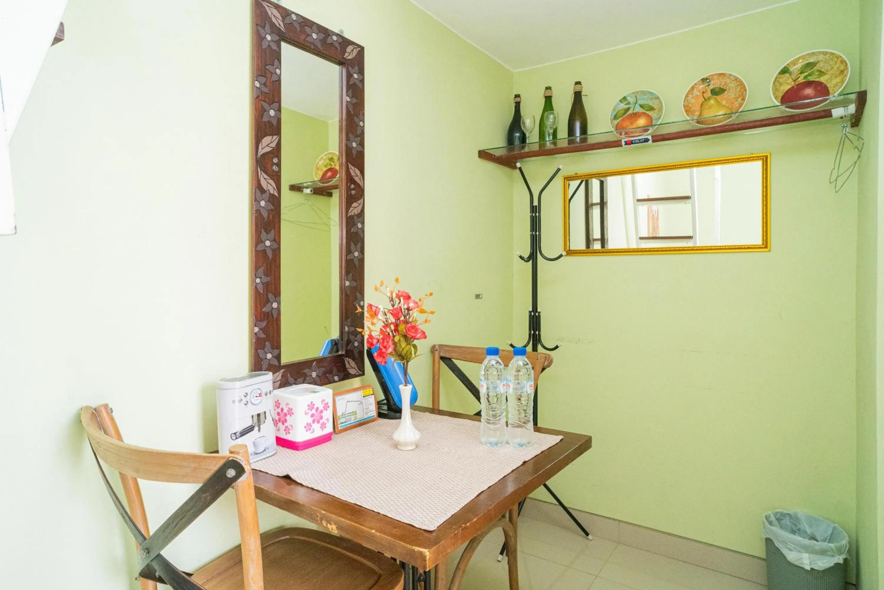 Dining area in RedDoorz Syariah near Suncity Mall Sidoarjo