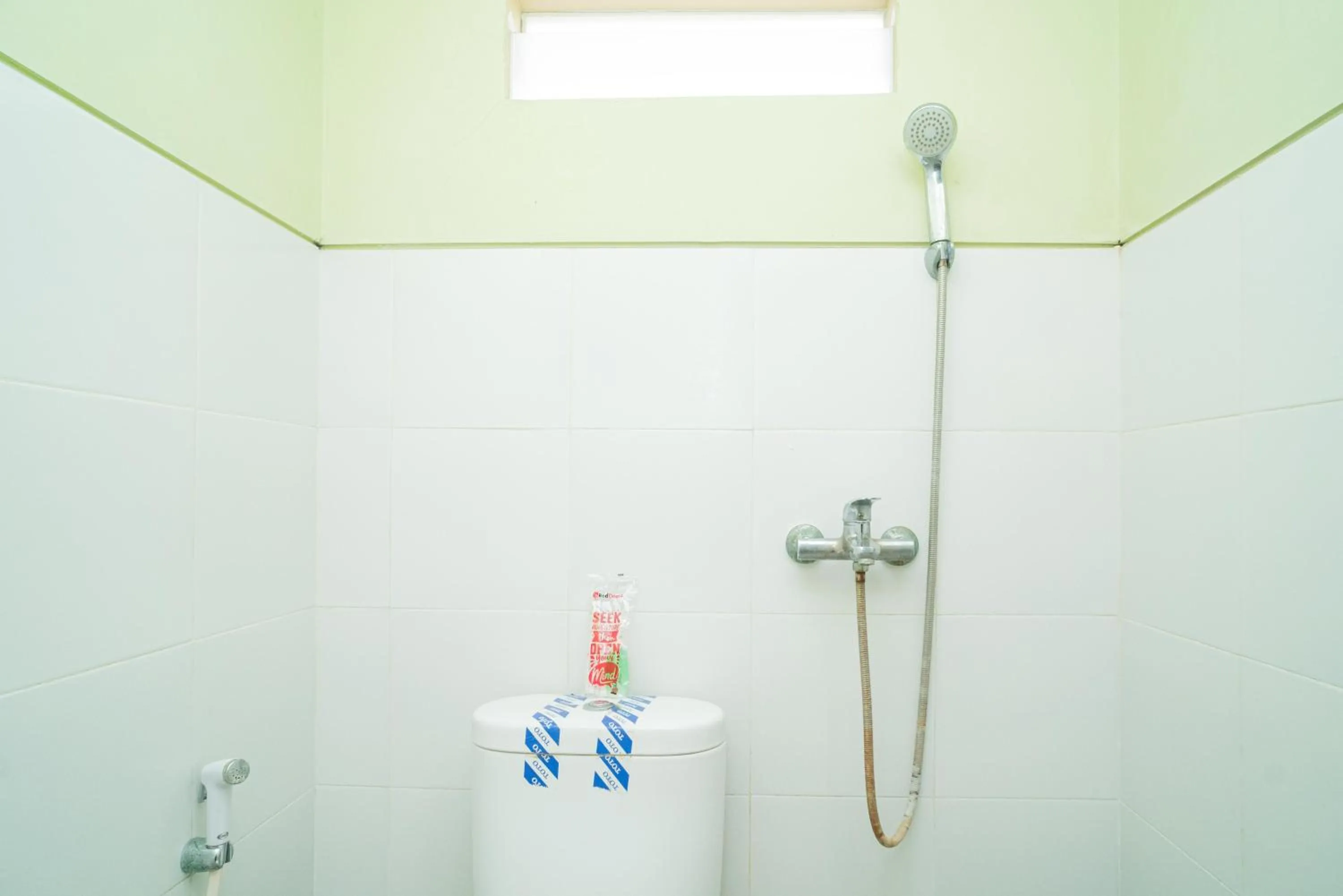 Bathroom in RedDoorz Syariah near Suncity Mall Sidoarjo