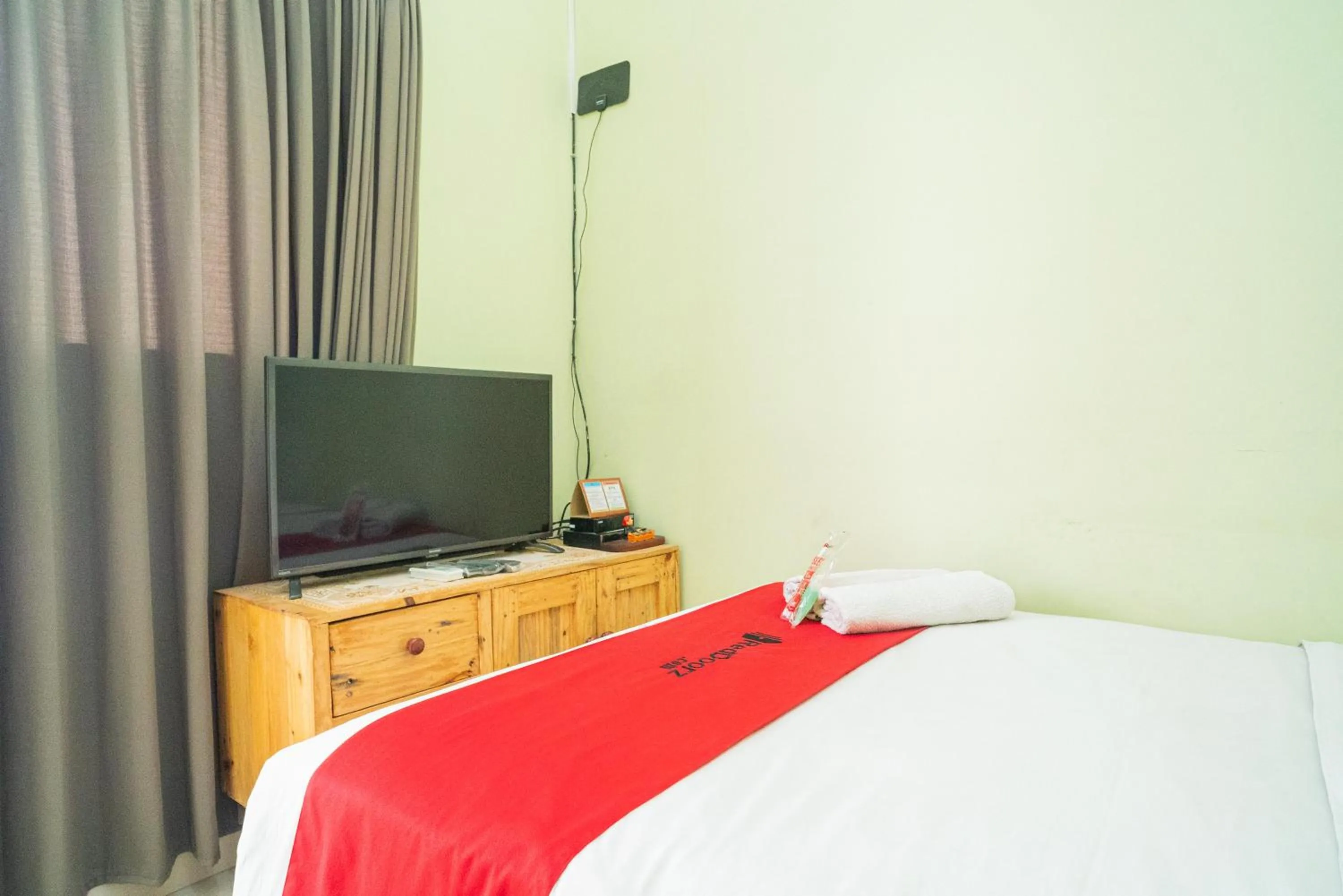 Bedroom, Bed in RedDoorz Syariah near Suncity Mall Sidoarjo