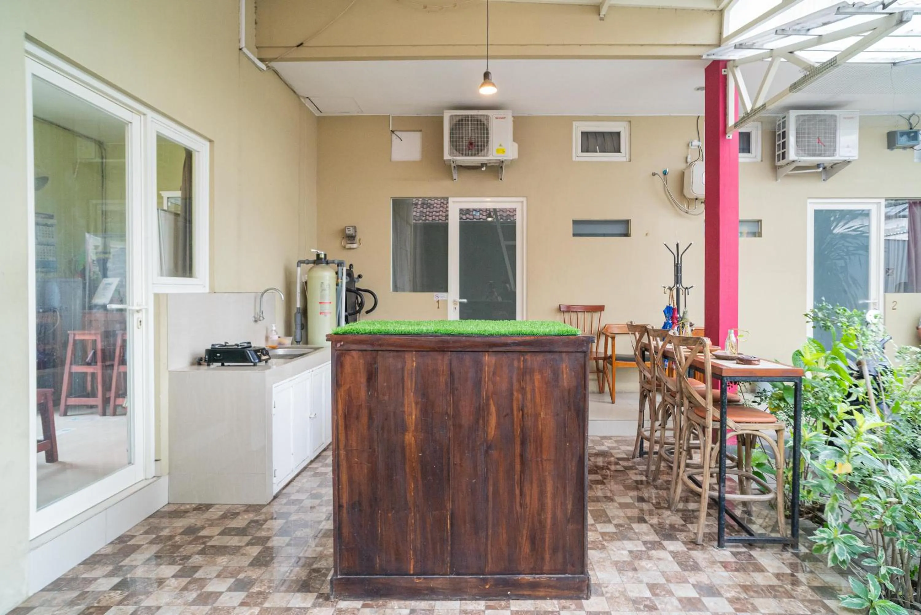 Kitchen or kitchenette in RedDoorz Syariah near Suncity Mall Sidoarjo