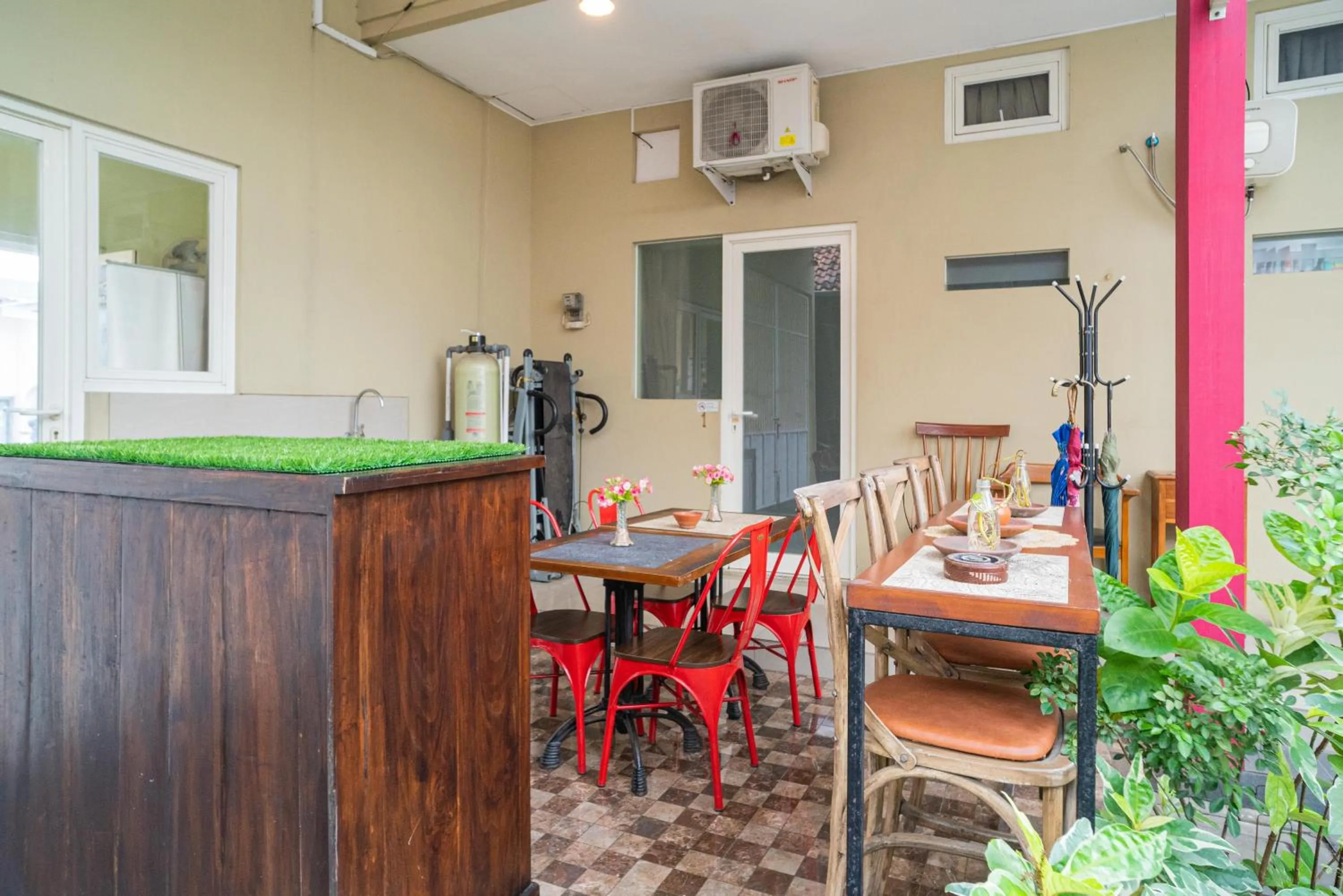 Dining area in RedDoorz Syariah near Suncity Mall Sidoarjo