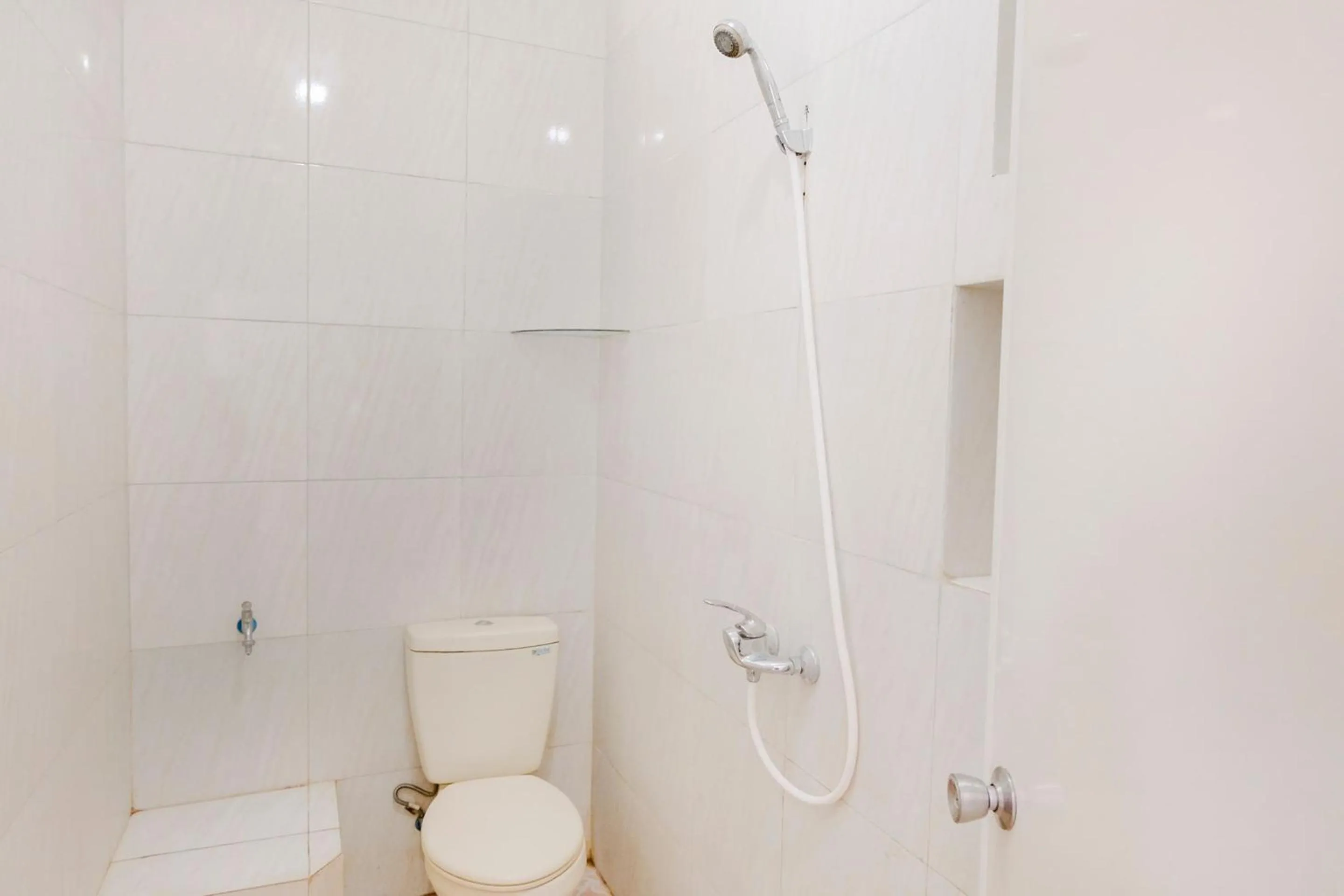 Bathroom in OYO Life 2760 Kost Simpang Borobudur 47