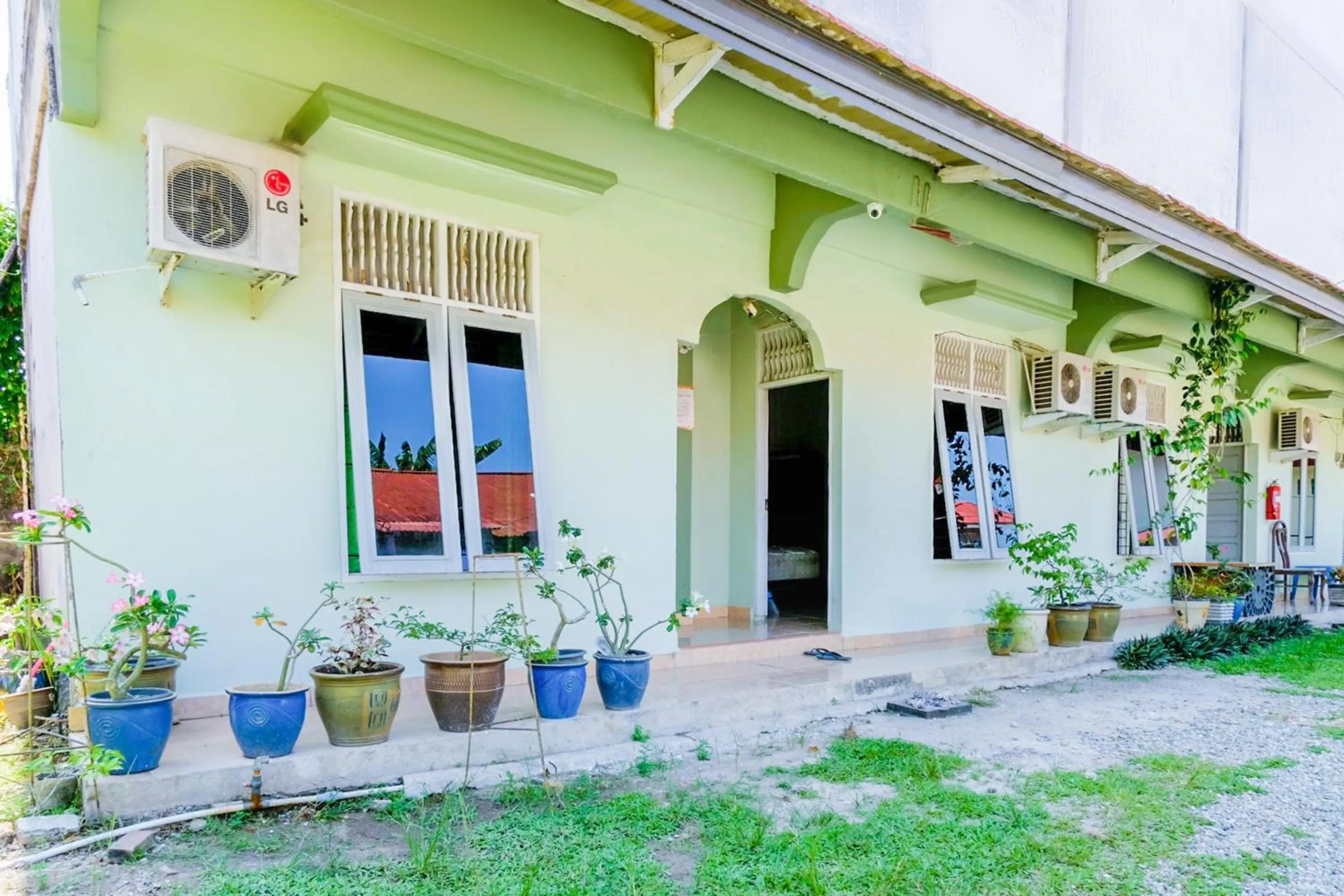 Facade/entrance in OYO Life 2745 Nabeza House