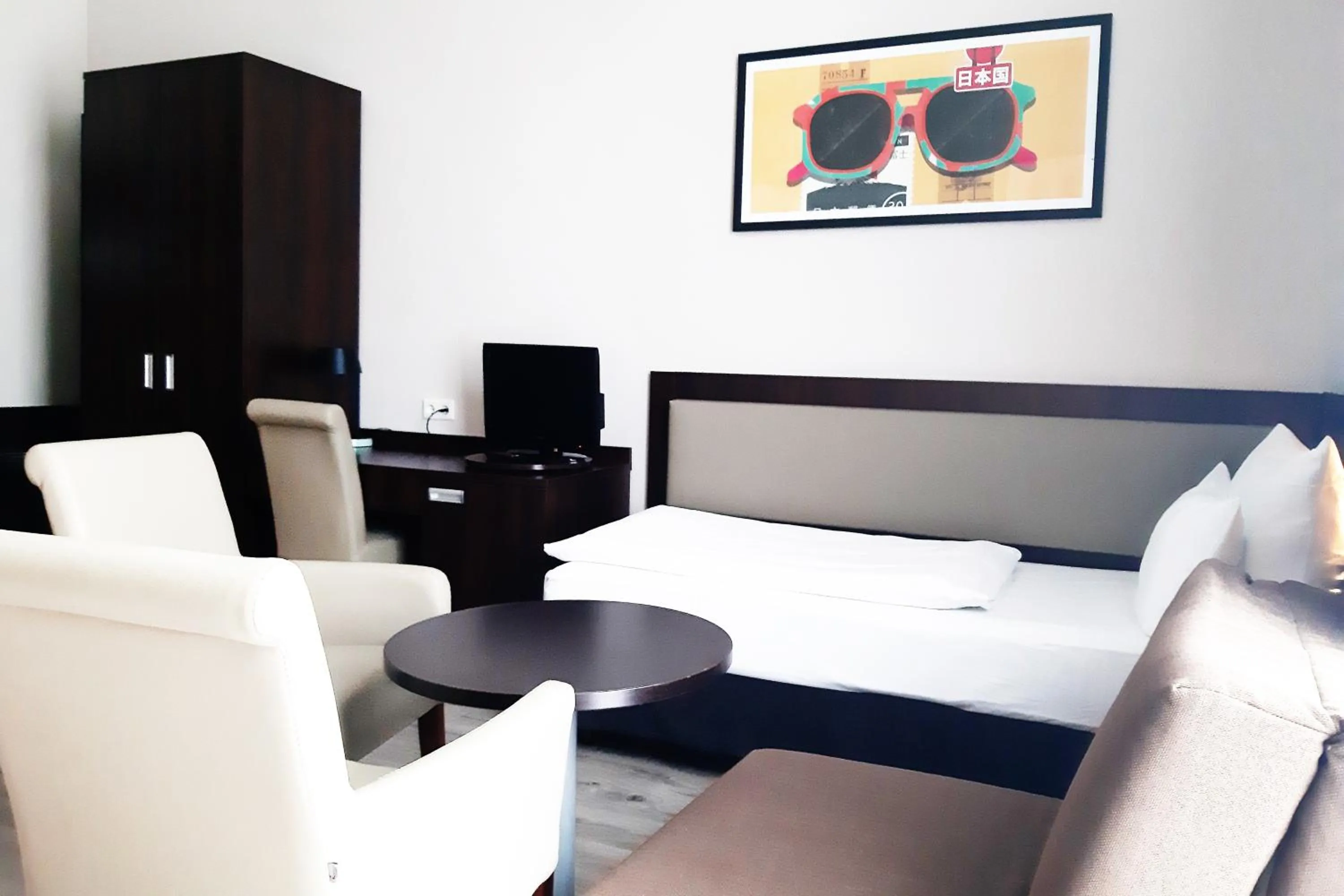 Photo of the whole room, Bed in Garner Hotel Hamburg - Graf Moltke by IHG