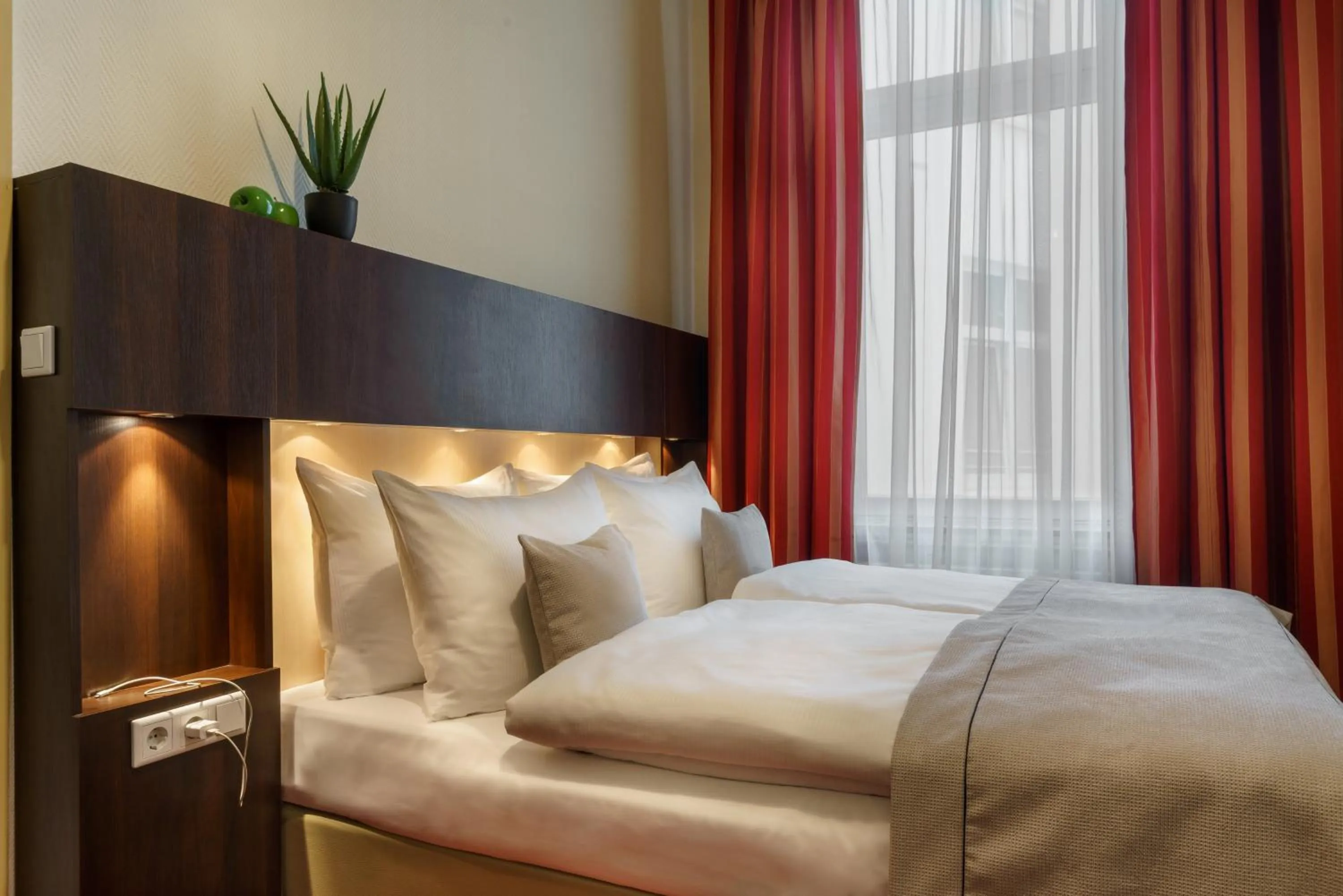 Photo of the whole room, Bed in Garner Hotel Hamburg - Graf Moltke by IHG
