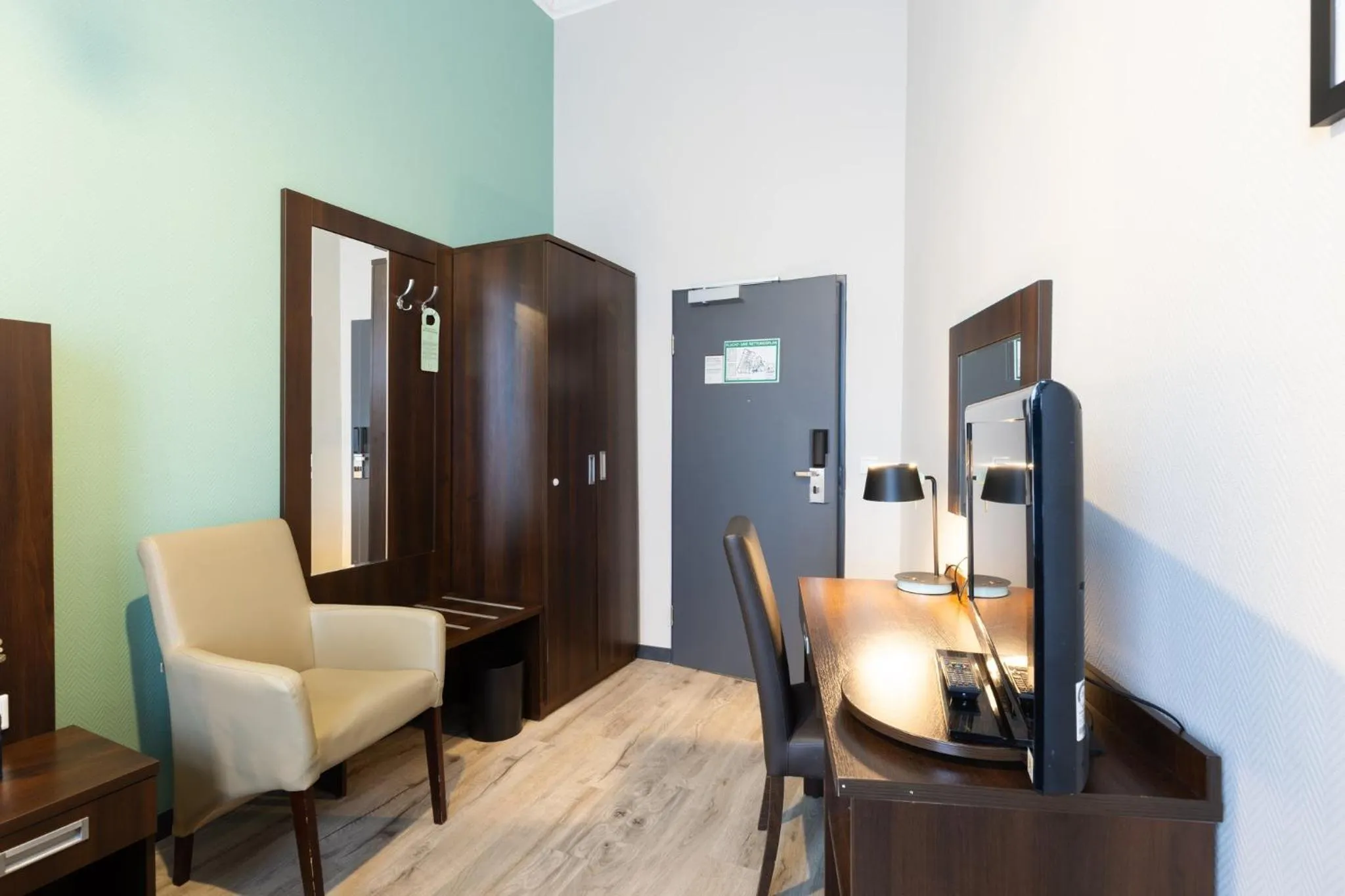 Photo of the whole room in Garner Hotel Hamburg - Graf Moltke by IHG