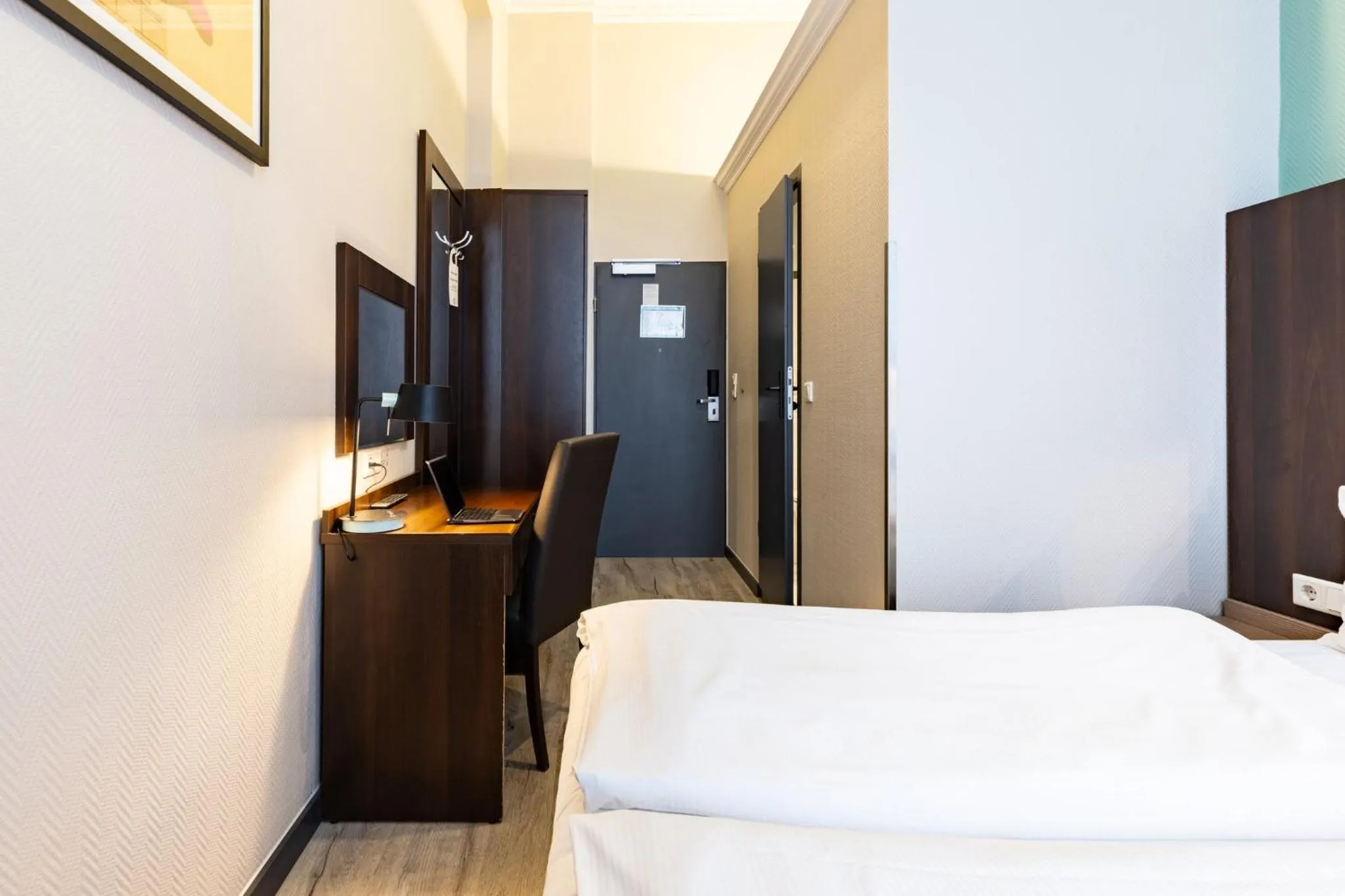 Photo of the whole room, Bed in Garner Hotel Hamburg - Graf Moltke by IHG