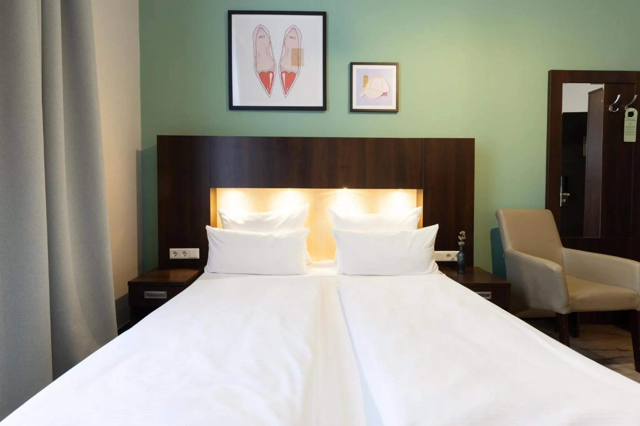 Photo of the whole room, Bed in Garner Hotel Hamburg - Graf Moltke by IHG