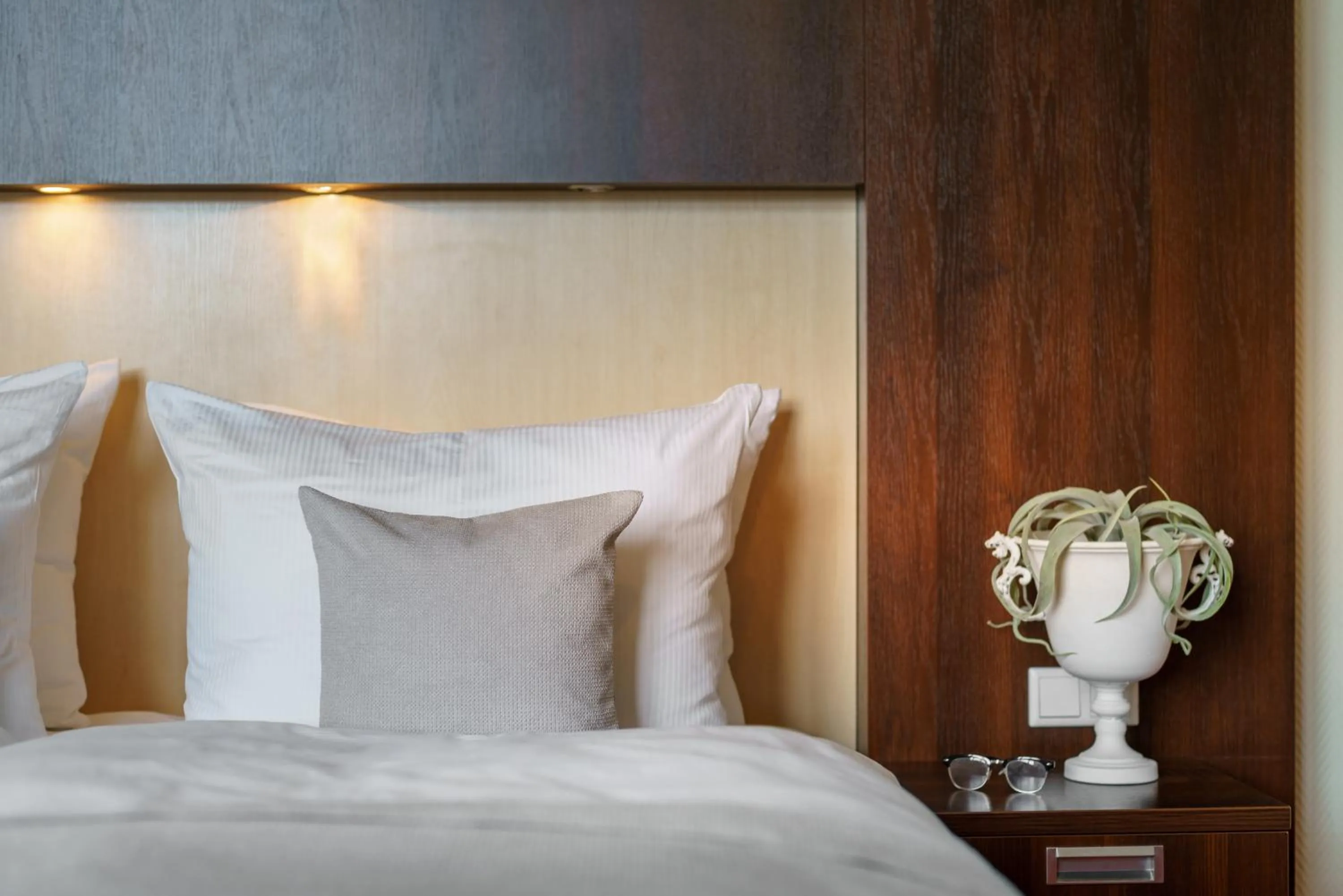 Photo of the whole room, Bed in Garner Hotel Hamburg - Graf Moltke by IHG