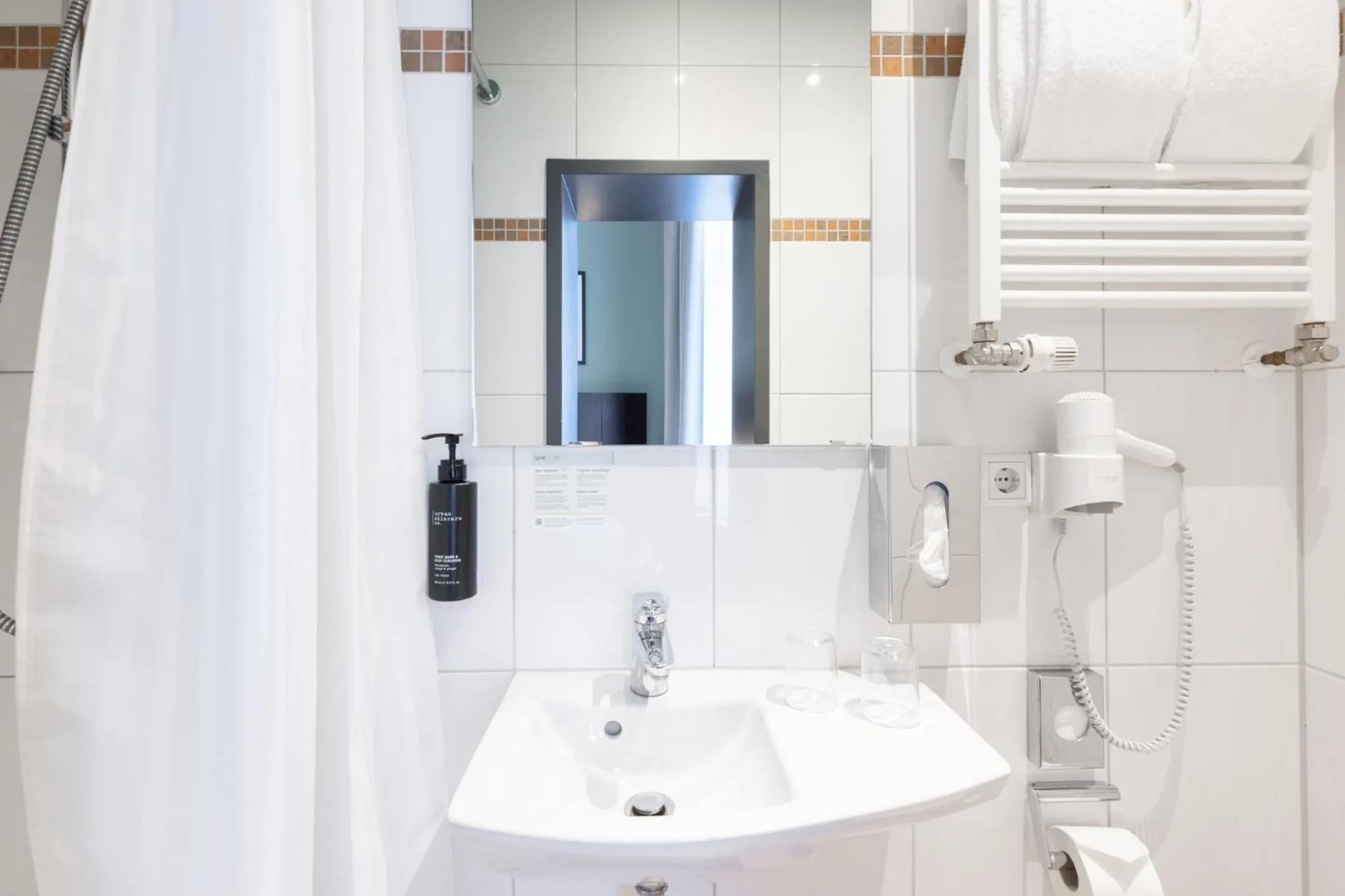 Bathroom in Garner Hotel Hamburg - Graf Moltke by IHG