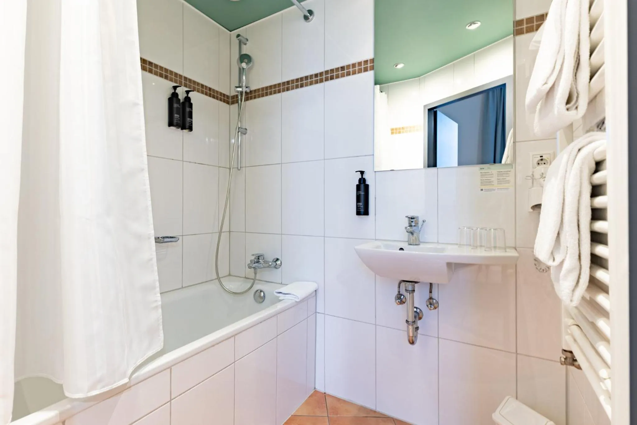 Bathroom in Garner Hotel Hamburg - Graf Moltke by IHG