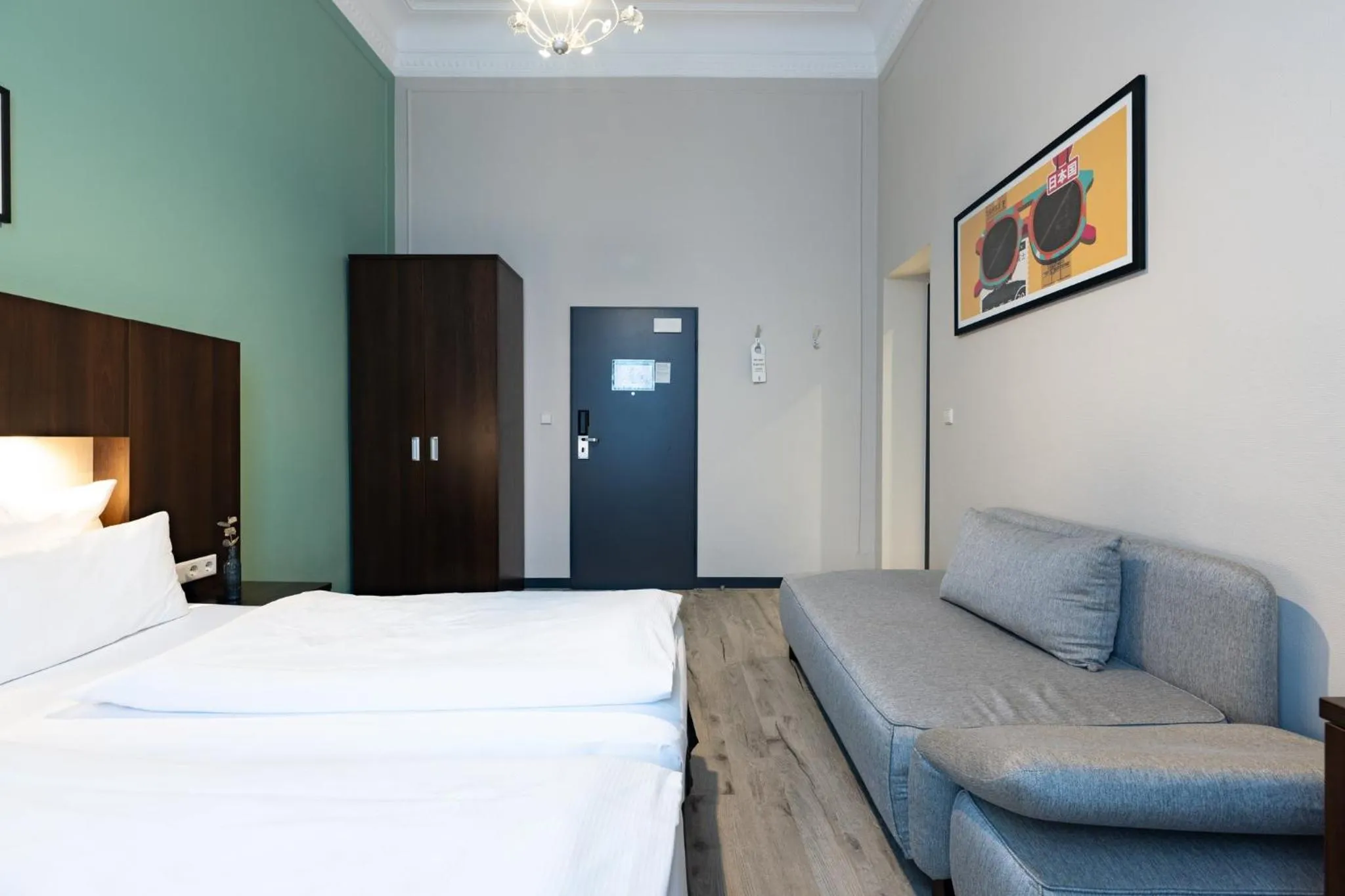 Photo of the whole room, Bed in Garner Hotel Hamburg - Graf Moltke by IHG