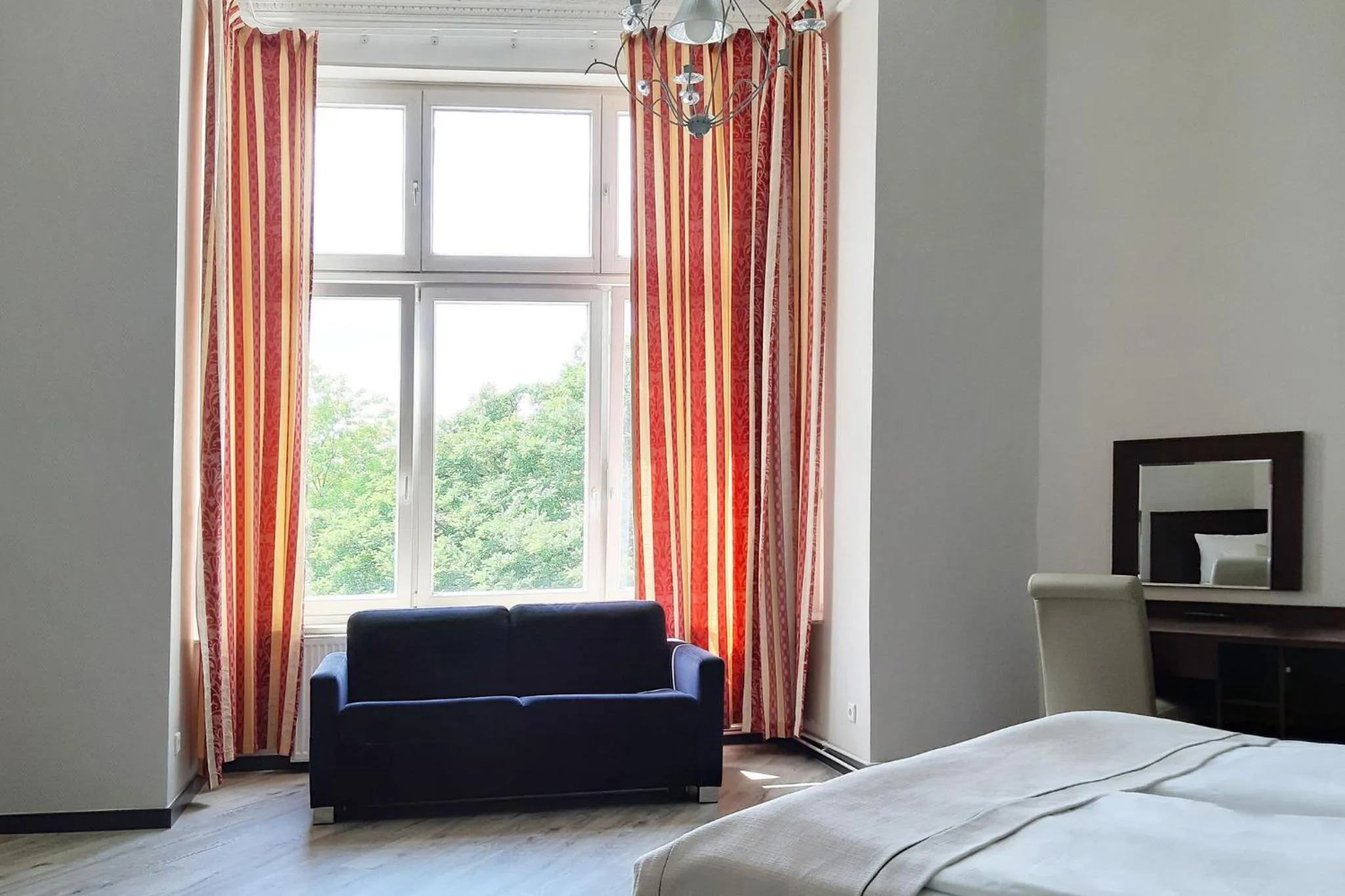 Photo of the whole room, Bed in Garner Hotel Hamburg - Graf Moltke by IHG