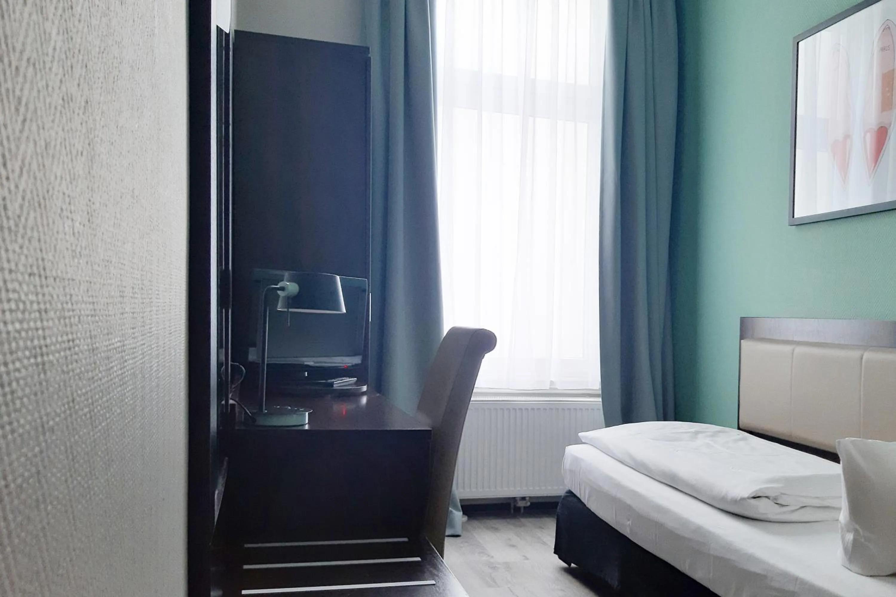 Photo of the whole room, Bed in Garner Hotel Hamburg - Graf Moltke by IHG