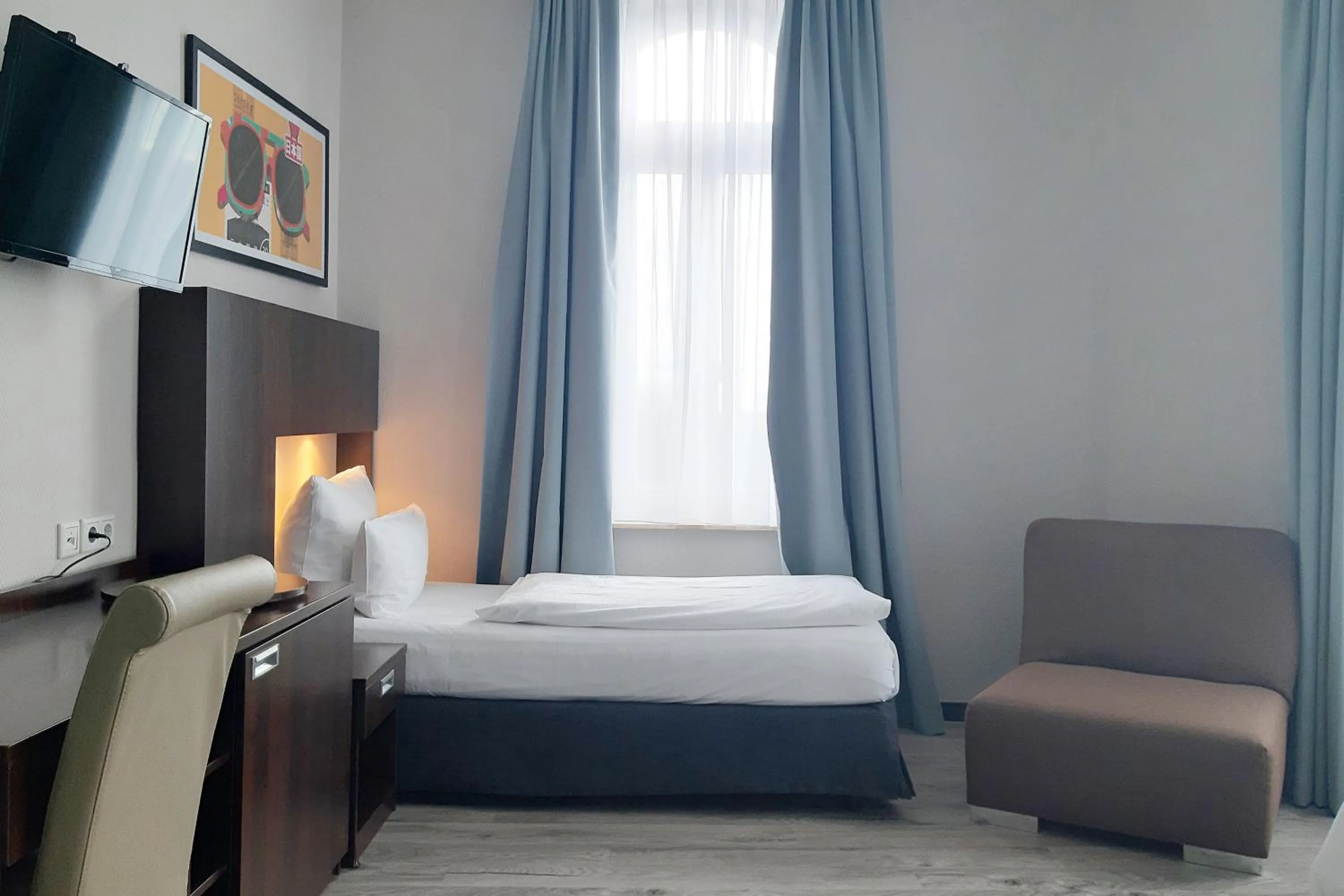 Photo of the whole room, Bed in Garner Hotel Hamburg - Graf Moltke by IHG