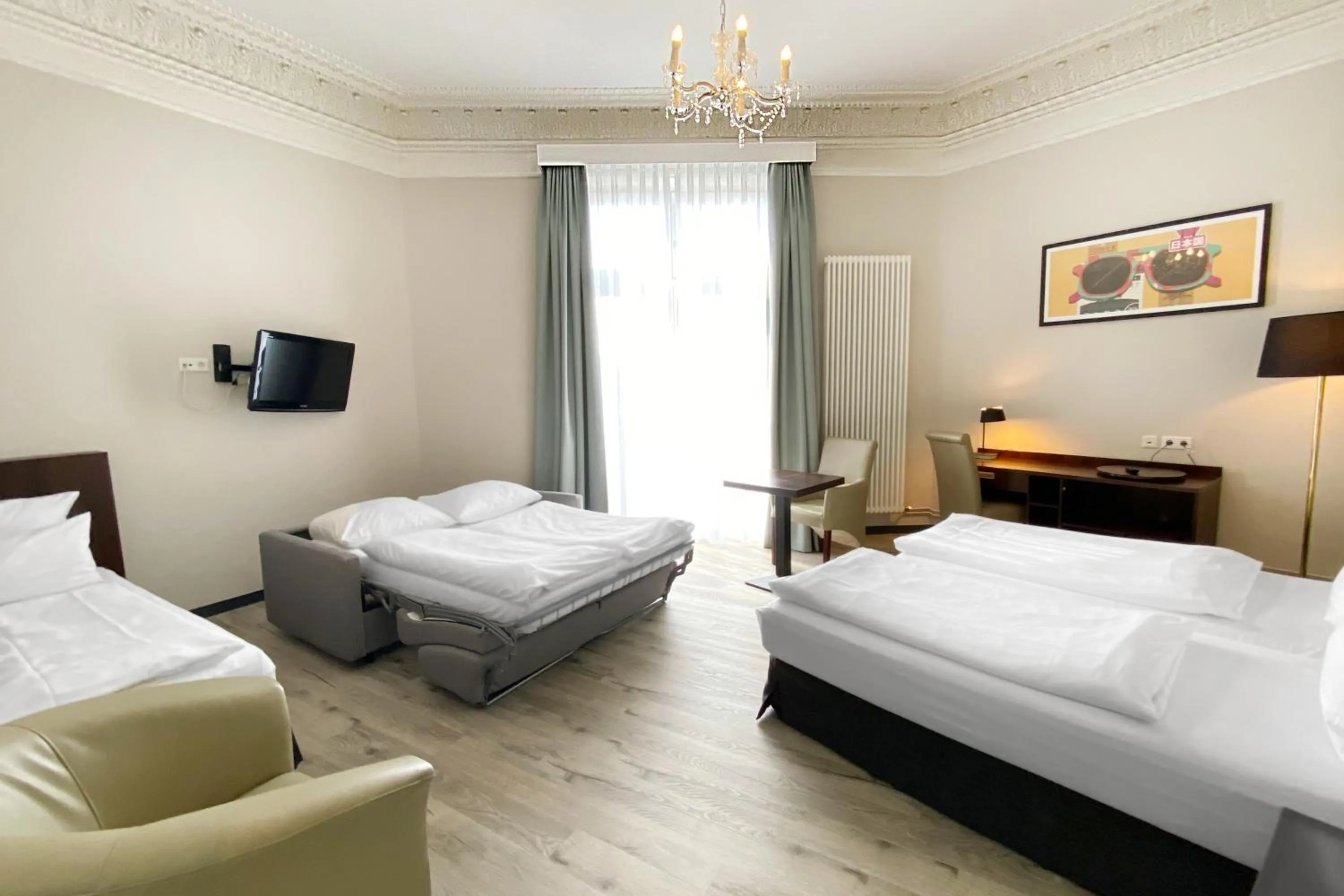 Photo of the whole room, Bed in Garner Hotel Hamburg - Graf Moltke by IHG