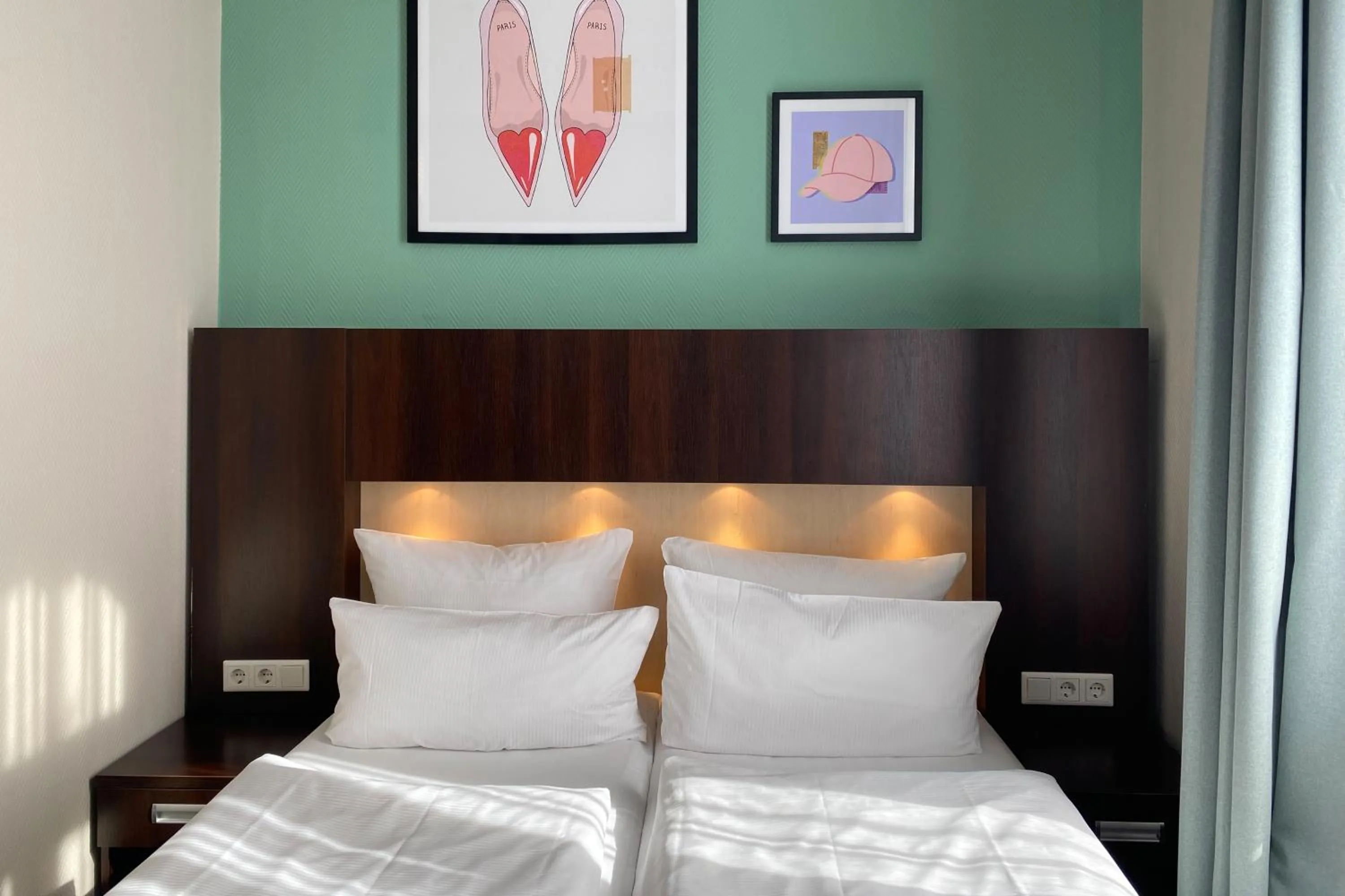 Photo of the whole room, Bed in Garner Hotel Hamburg - Graf Moltke by IHG