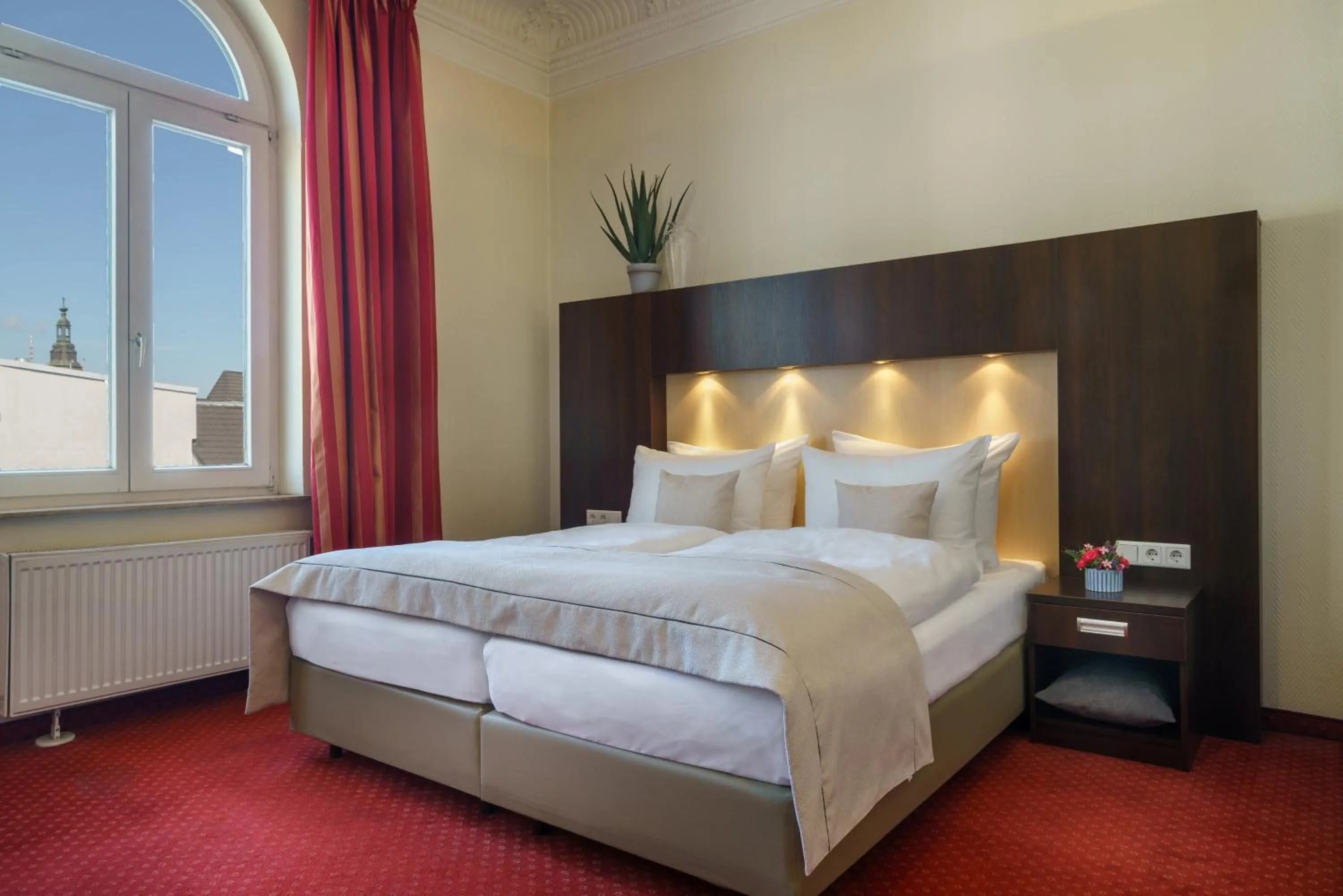 Photo of the whole room, Bed in Garner Hotel Hamburg - Graf Moltke by IHG