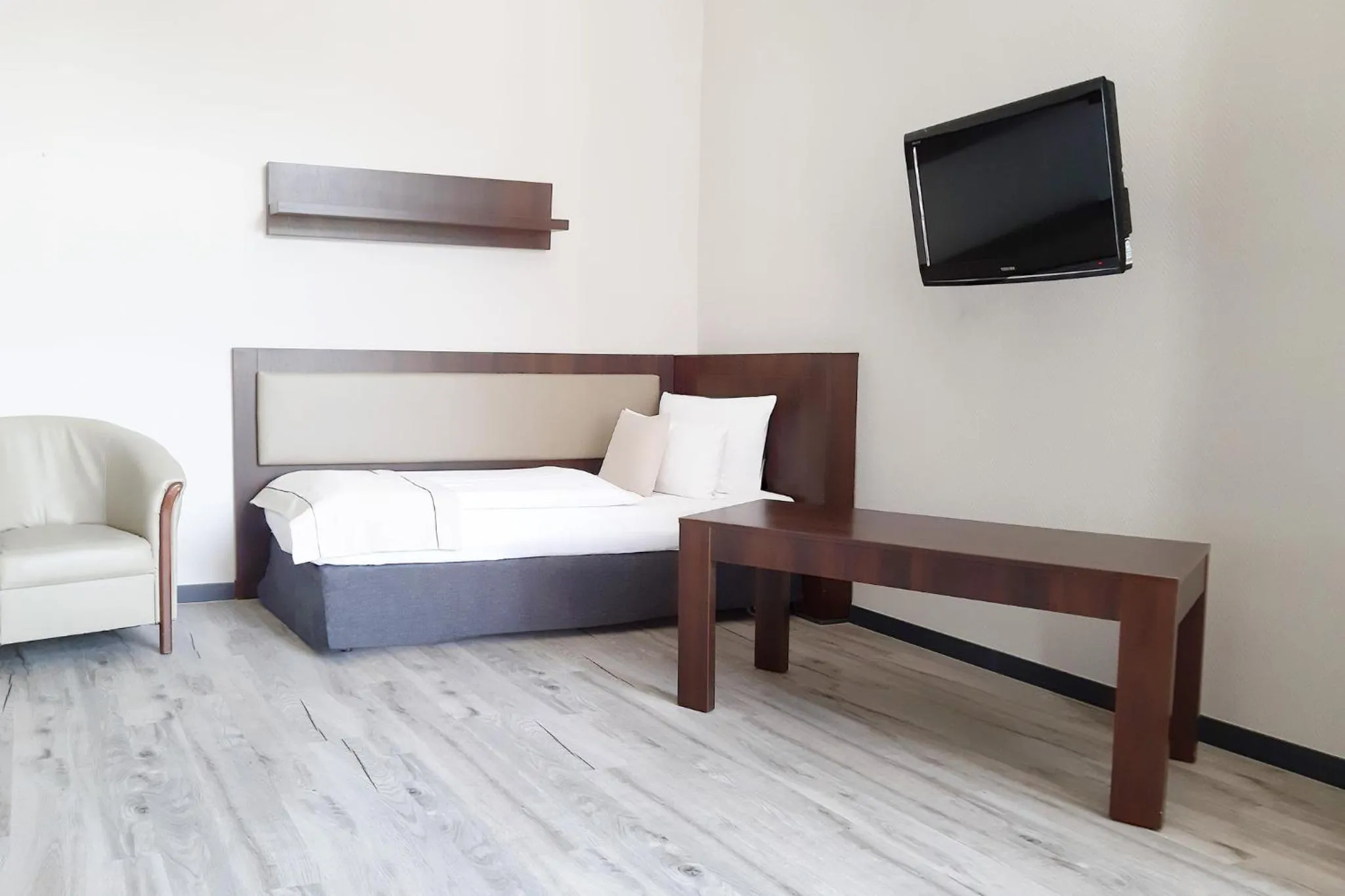 Photo of the whole room, Bed in Garner Hotel Hamburg - Graf Moltke by IHG