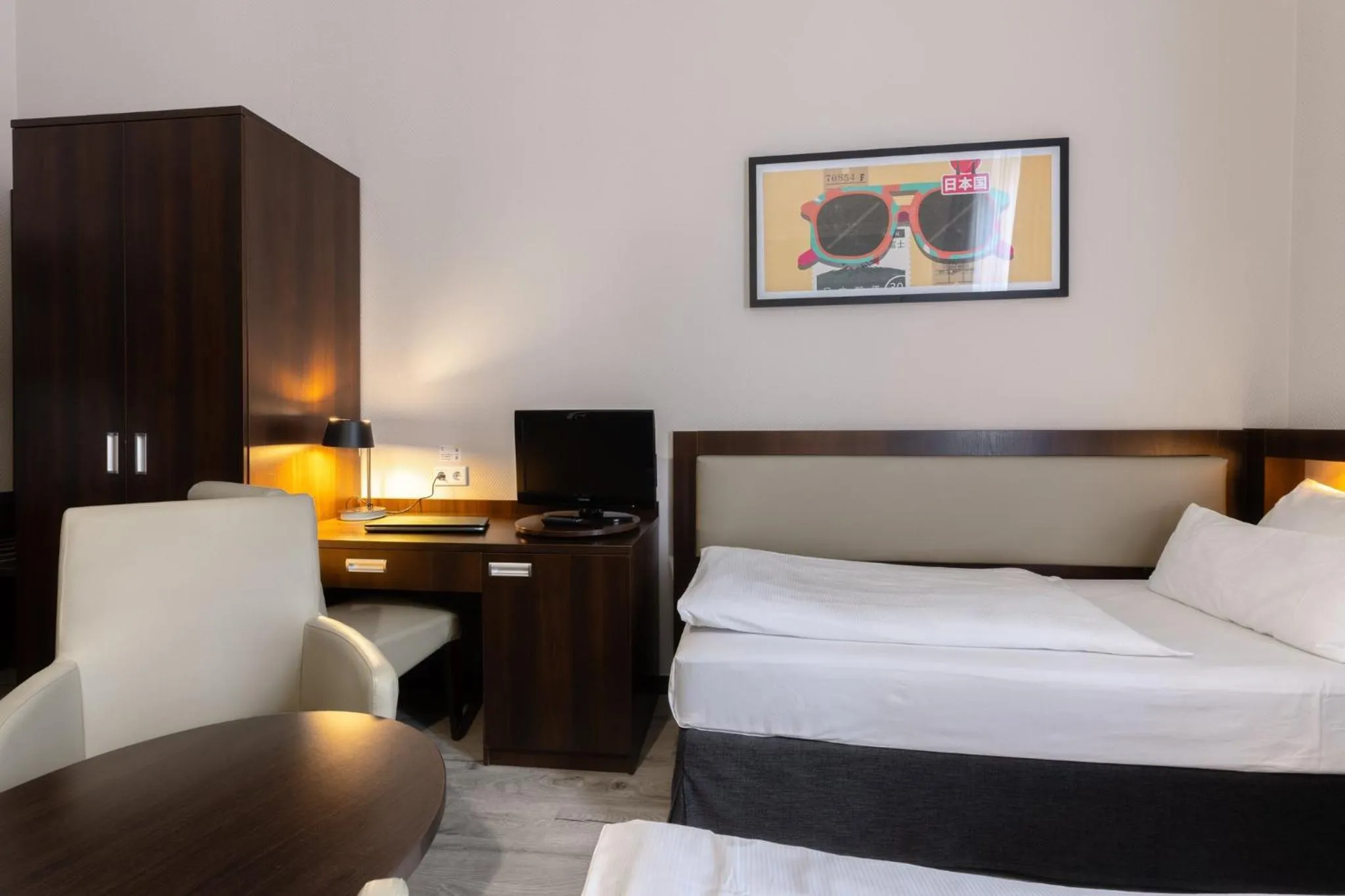 Photo of the whole room, Bed in Garner Hotel Hamburg - Graf Moltke by IHG