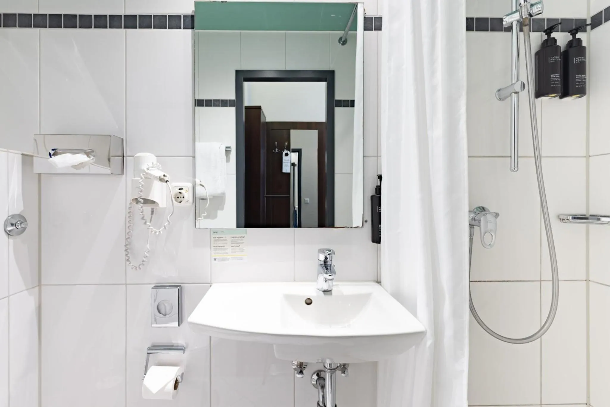 Bathroom in Garner Hotel Hamburg - Graf Moltke by IHG