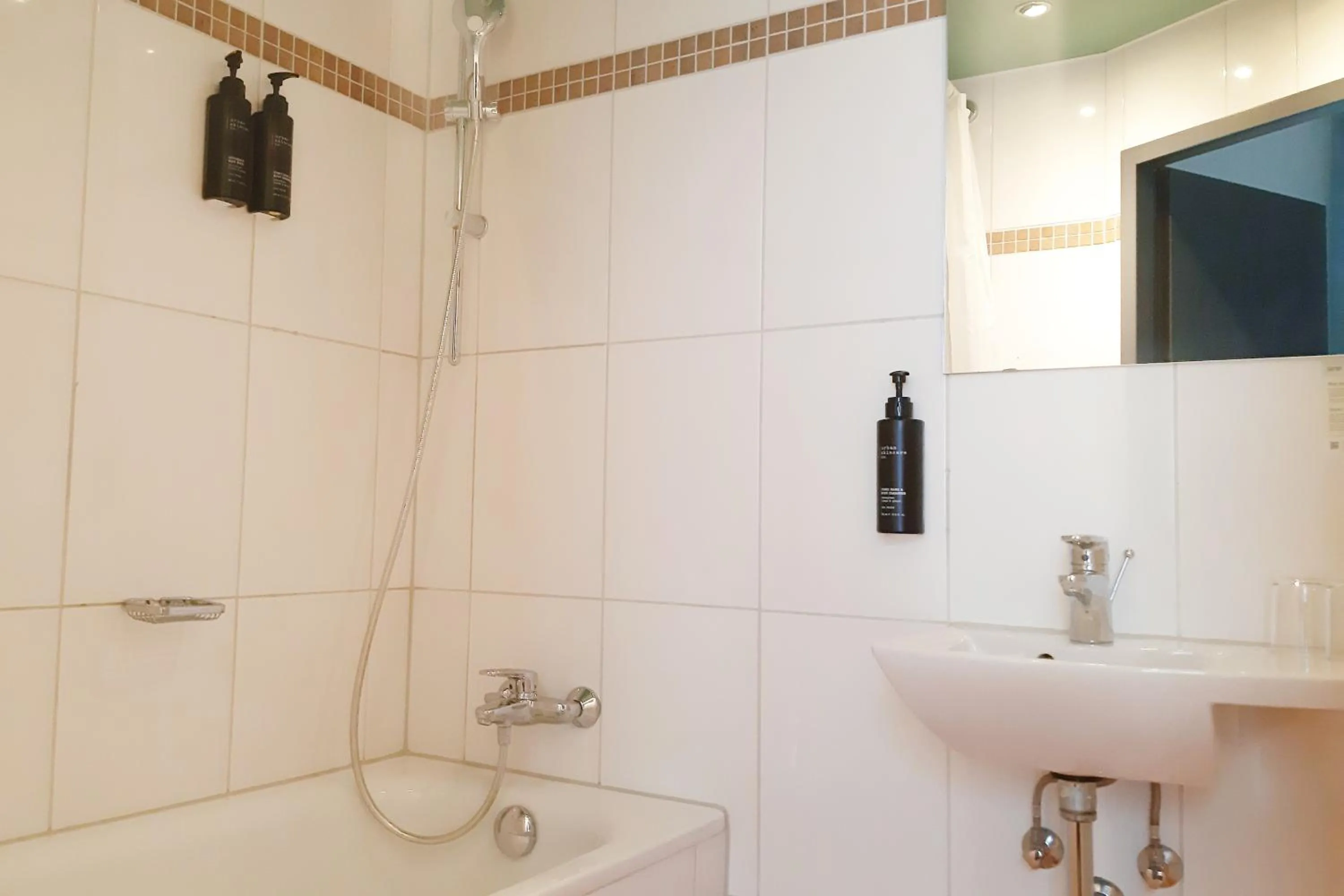 Bathroom in Garner Hotel Hamburg - Graf Moltke by IHG