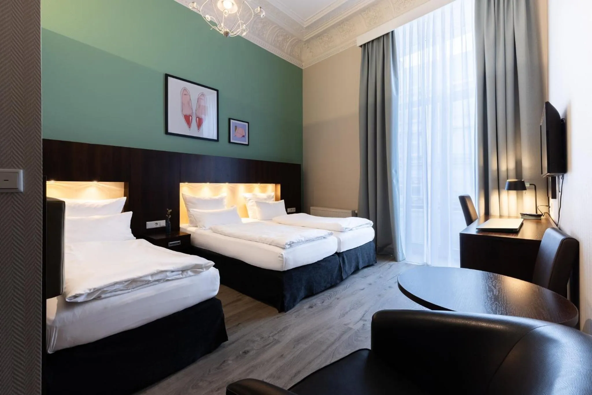 Photo of the whole room, Bed in Garner Hotel Hamburg - Graf Moltke by IHG
