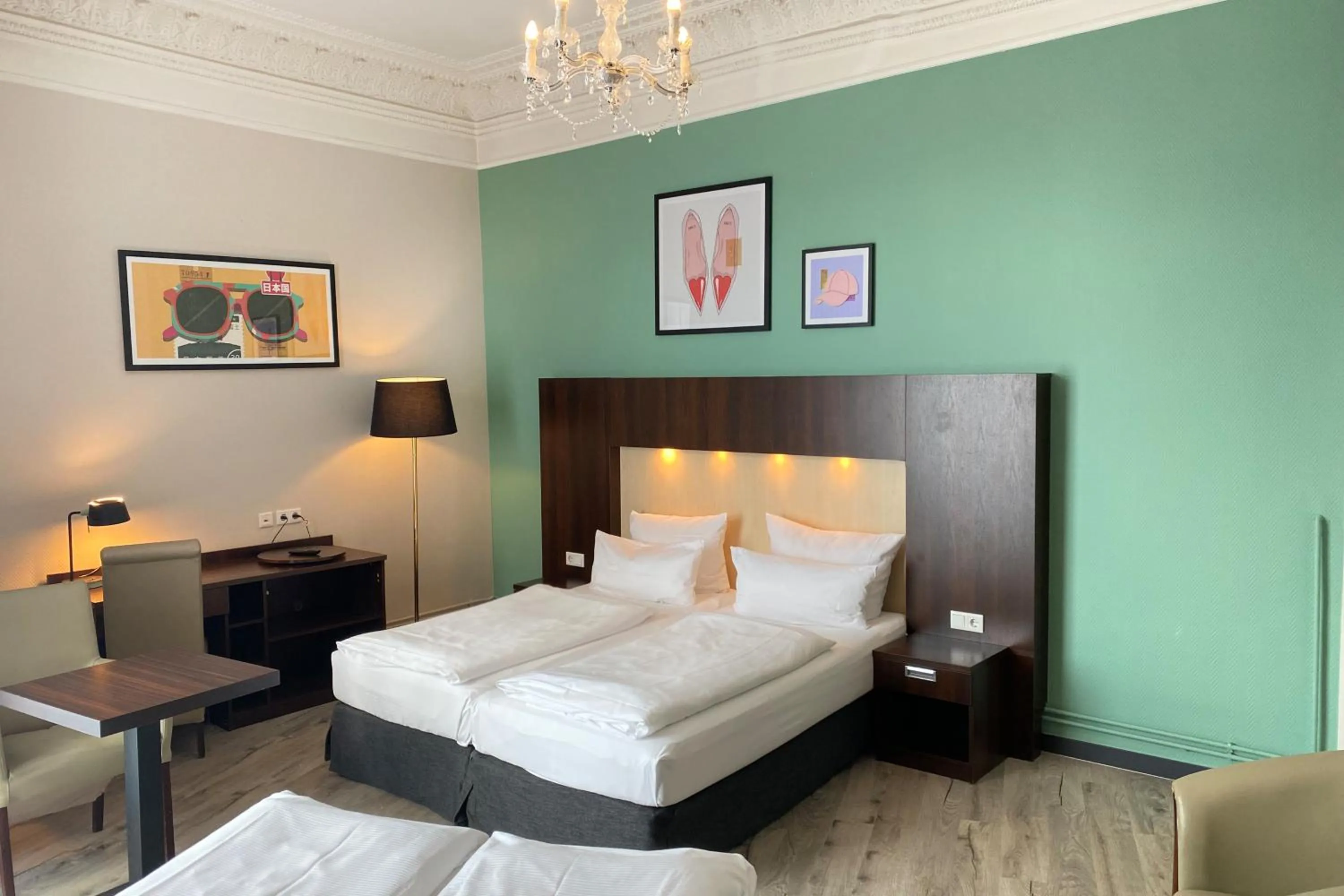Photo of the whole room, Bed in Garner Hotel Hamburg - Graf Moltke by IHG