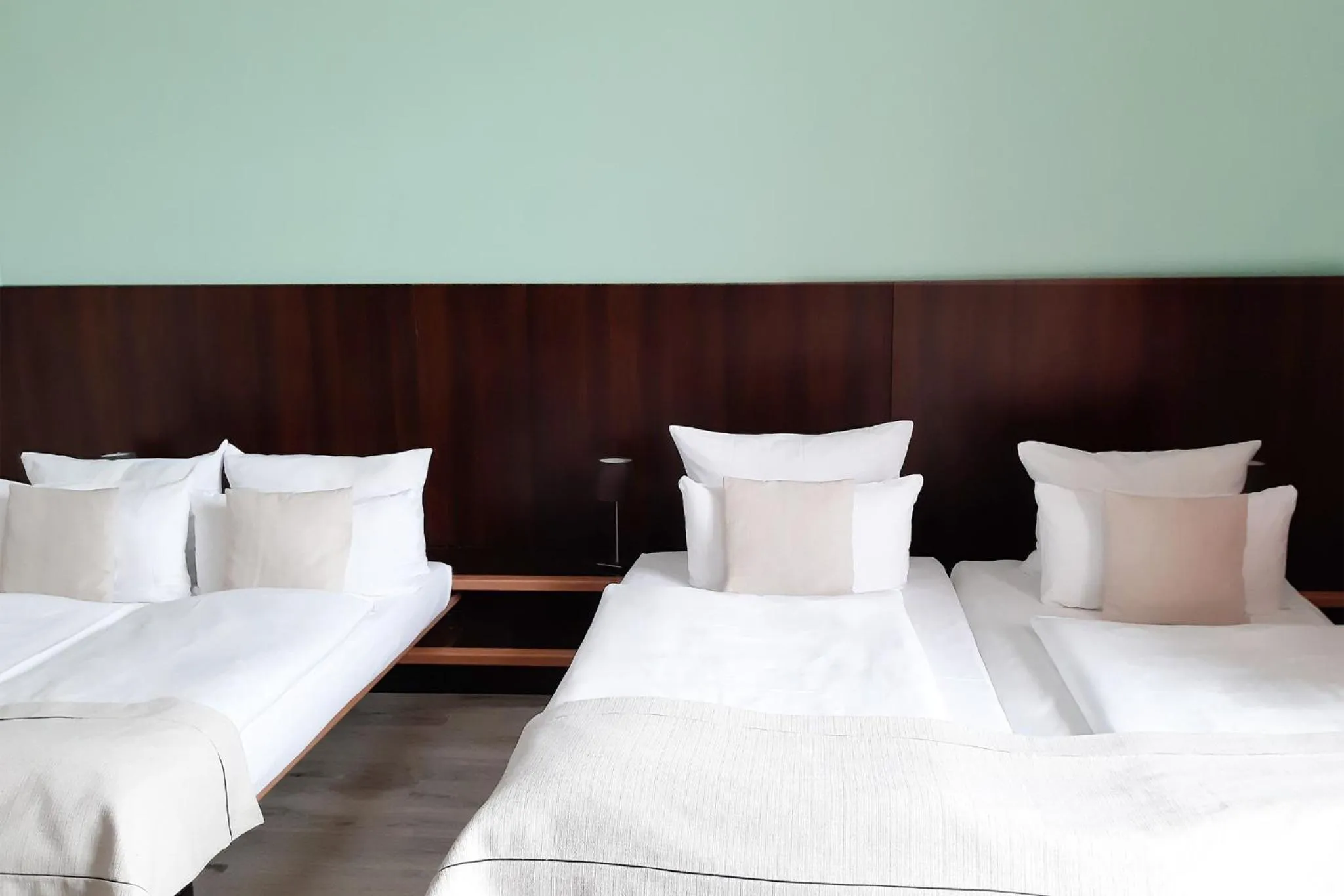 Photo of the whole room, Bed in Garner Hotel Hamburg - Graf Moltke by IHG
