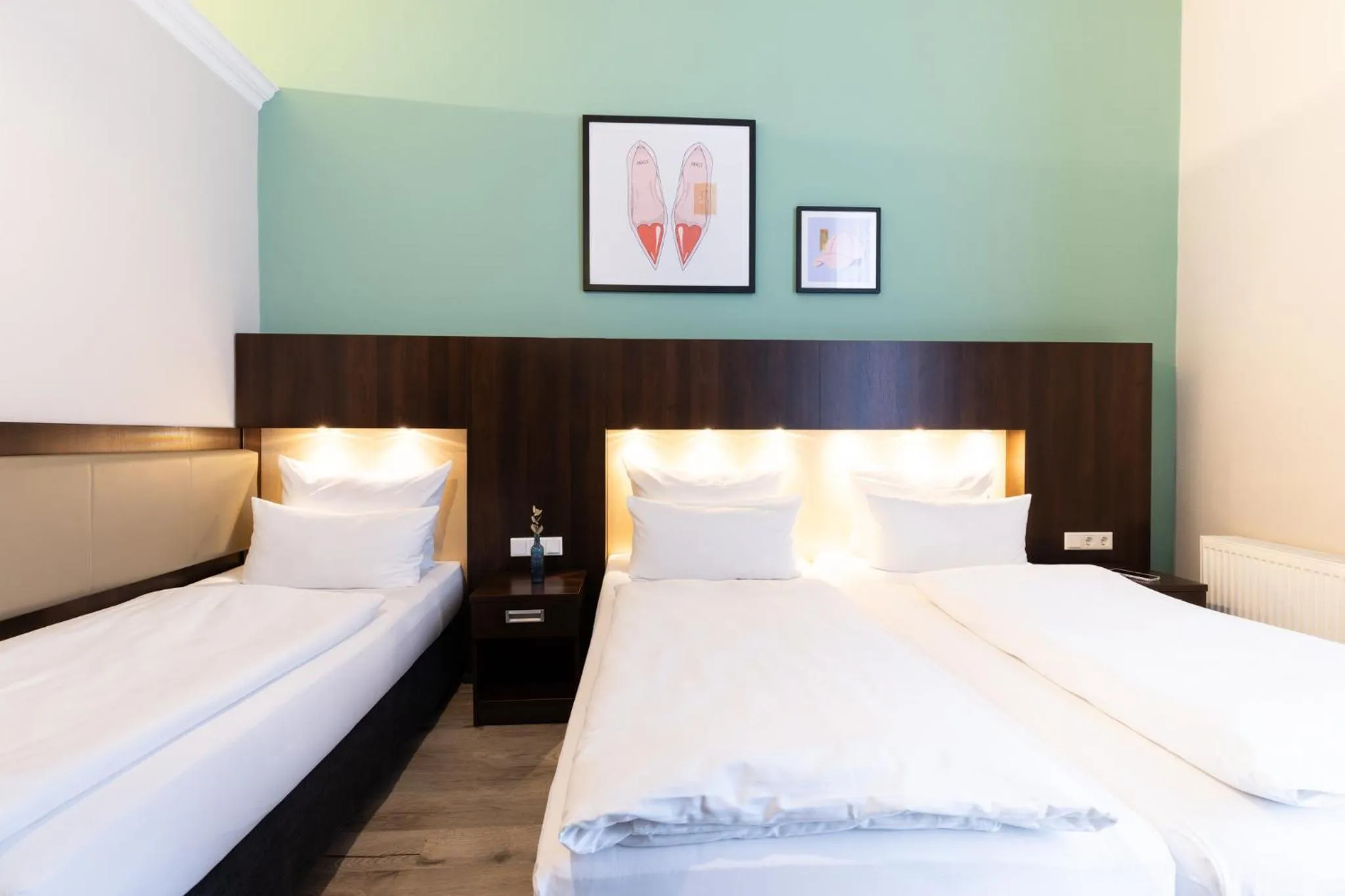 Photo of the whole room, Bed in Garner Hotel Hamburg - Graf Moltke by IHG