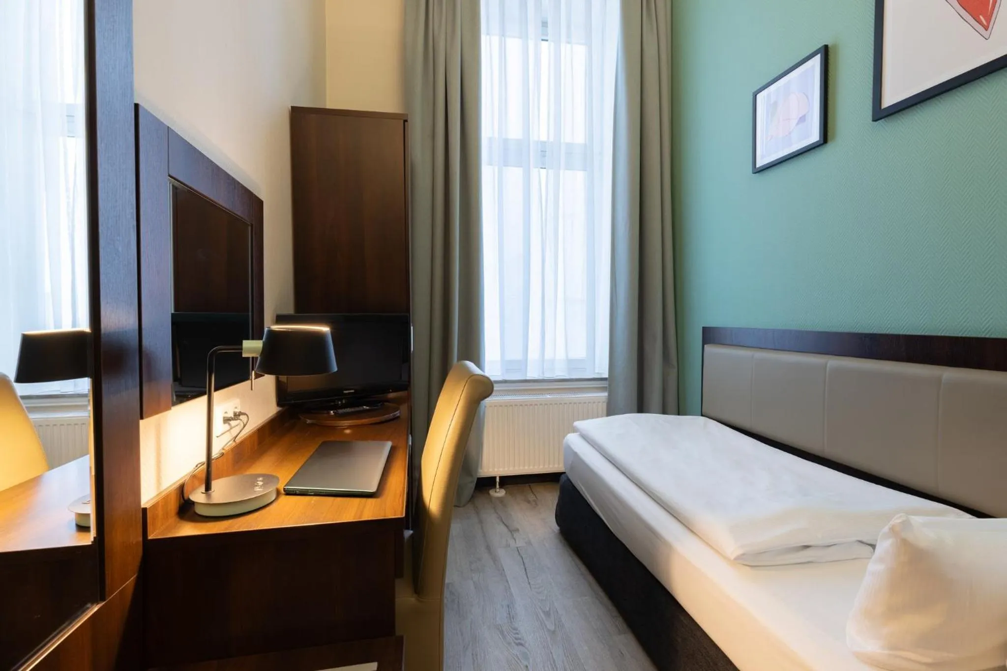 Photo of the whole room, Bed in Garner Hotel Hamburg - Graf Moltke by IHG